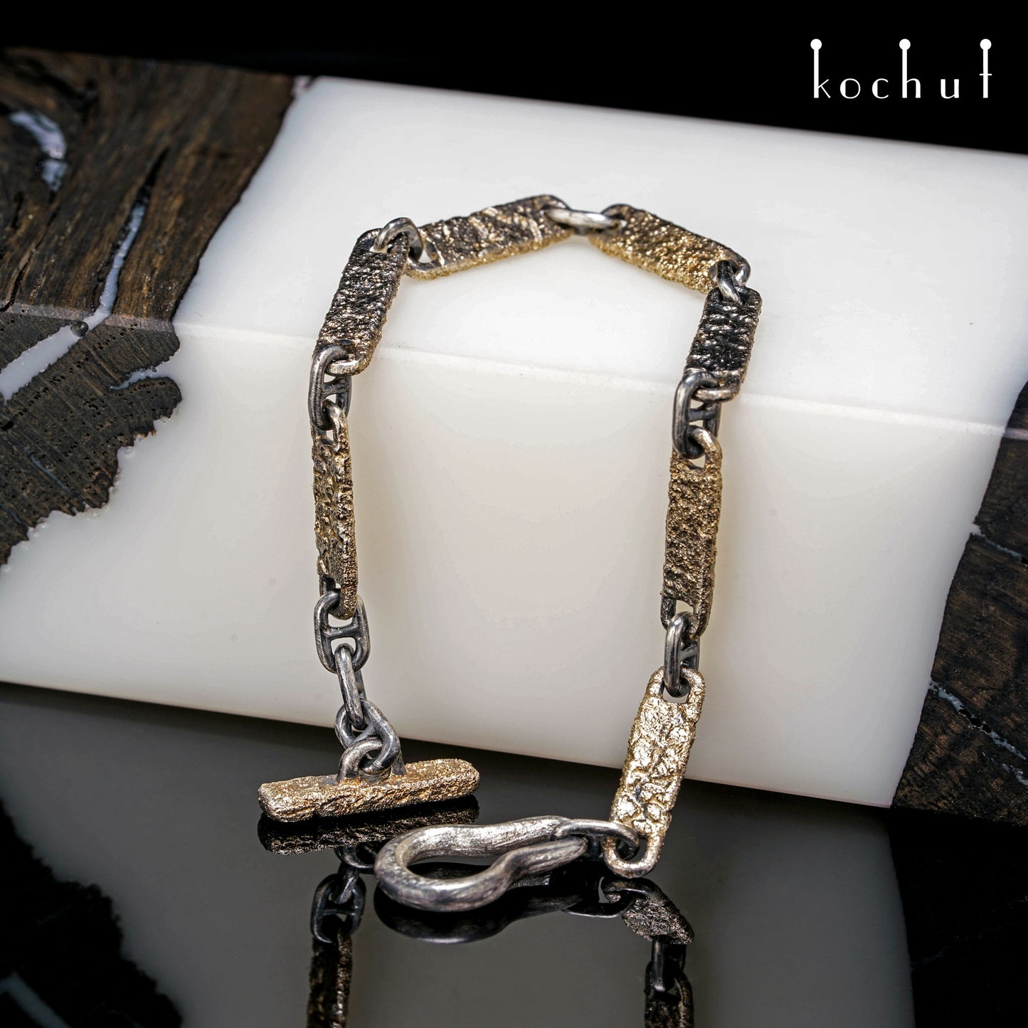 Leib und Seele — Armband aus oxidiertem Silber und gelbem Gold gefertigt