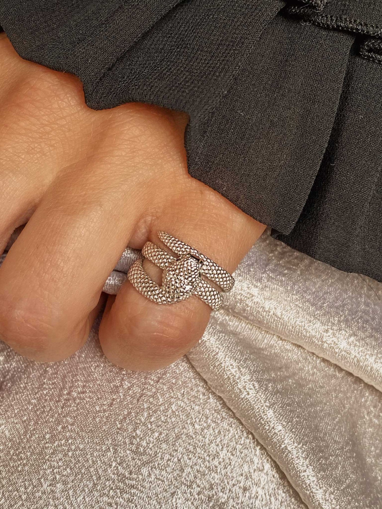 Liebe der Widerspenstigen — Ring aus Gelbgold mit einem blauen Saphir und Diamanten