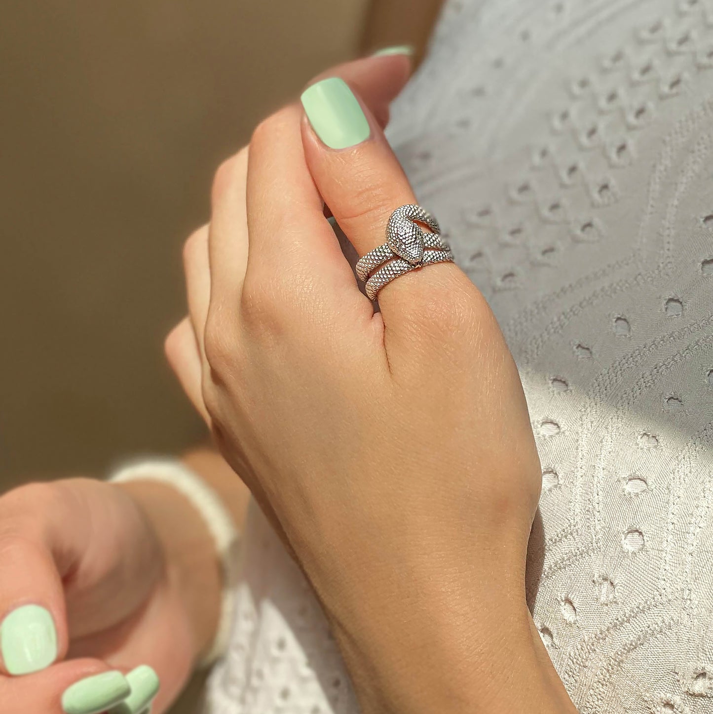 Liebe der Wiesel — Ring aus Weißgold mit Diamanten, überzogen mit weißem Rhodium