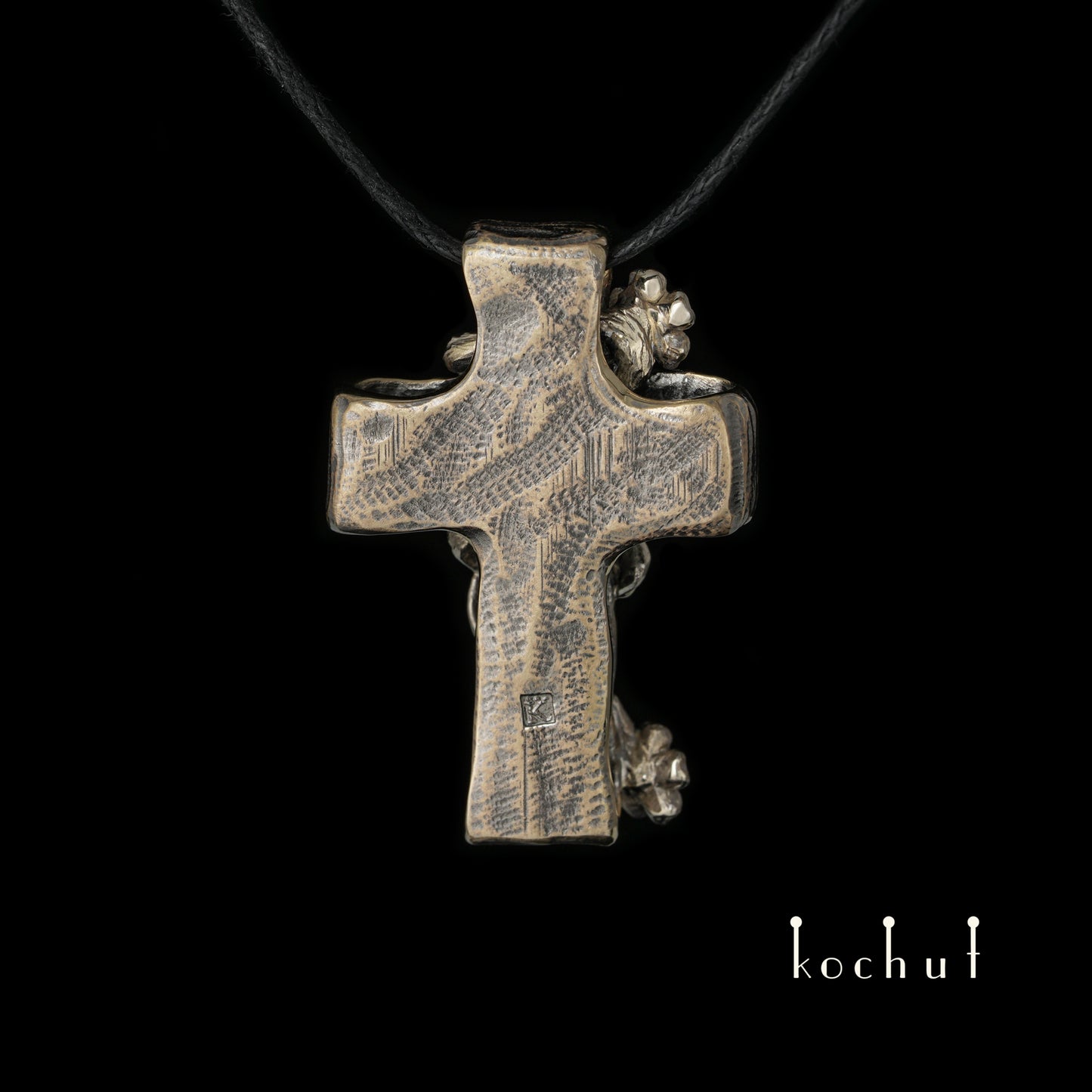Renaissance — Kreuz aus Weißgold und Gelbgold mit Diamant, beschichtet mit schwarzem Rhodium