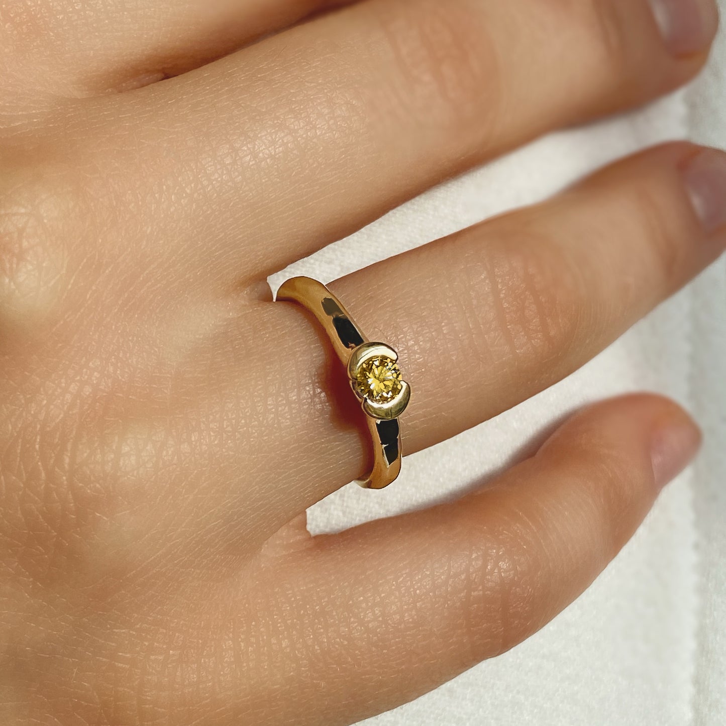 Absolute — Verlobungsring aus gelbem 18K Gold mit gelbem Saphir