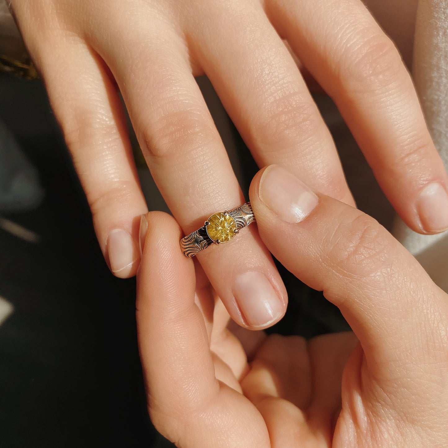 Orion — Mokume-Ring aus Rotgold, graviertem und oxidiertem Silber mit Citrin
