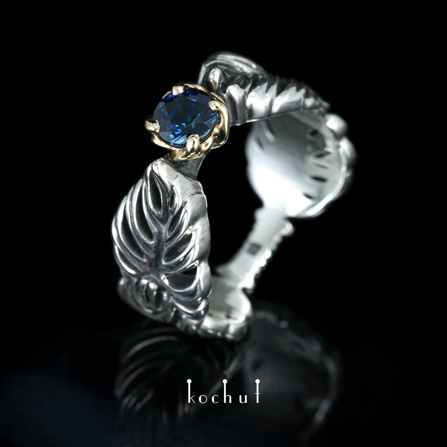 Umarmung der Liane — Ring aus oxidiertem Silber und Gelbgold mit Saphir