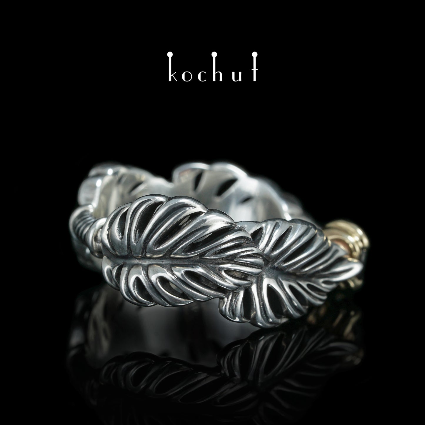 Umarmung der Liane — Ring aus oxidiertem Silber und Gelbgold mit Saphir