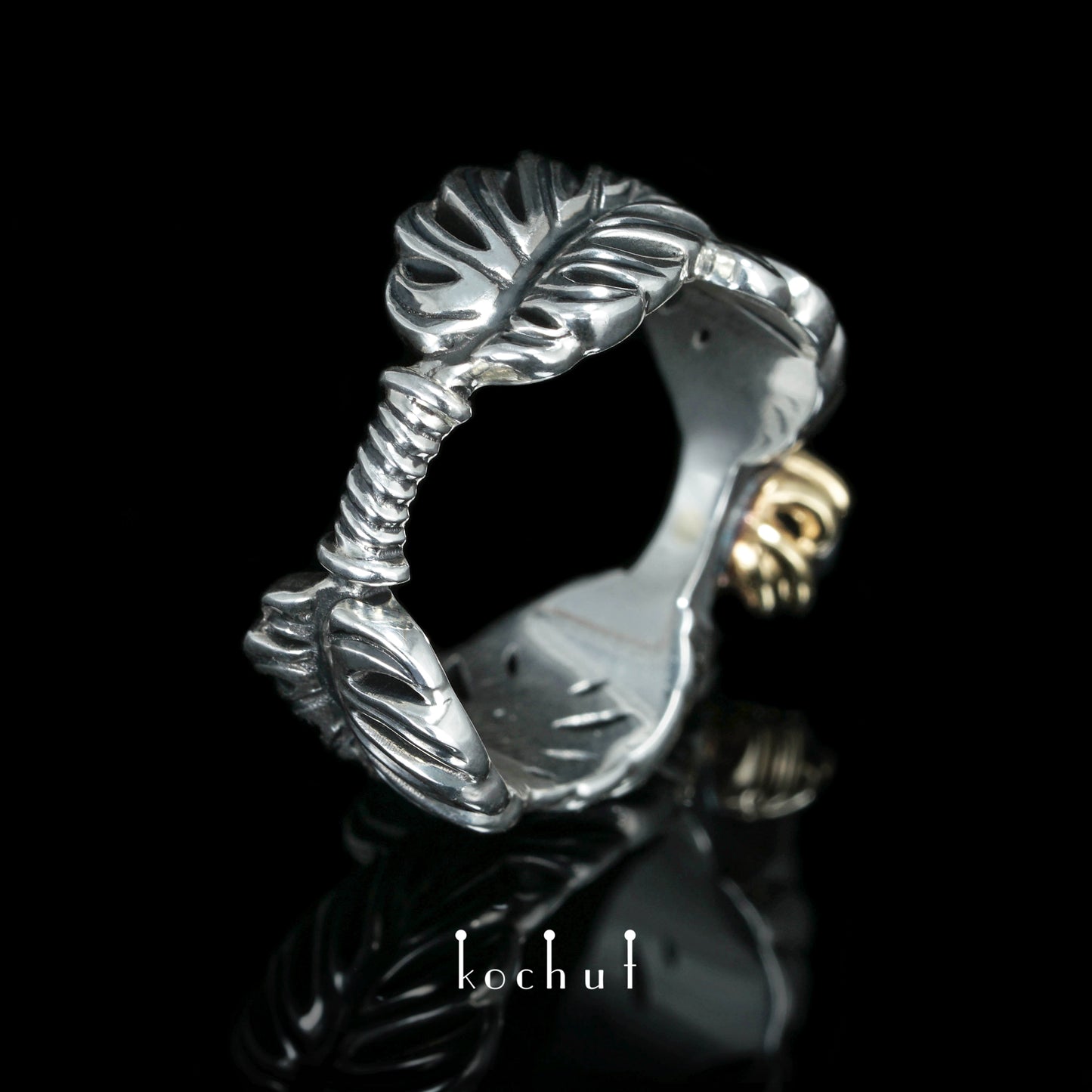 Umarmung der Liane — Ring aus oxidiertem Silber und Gelbgold mit Saphir