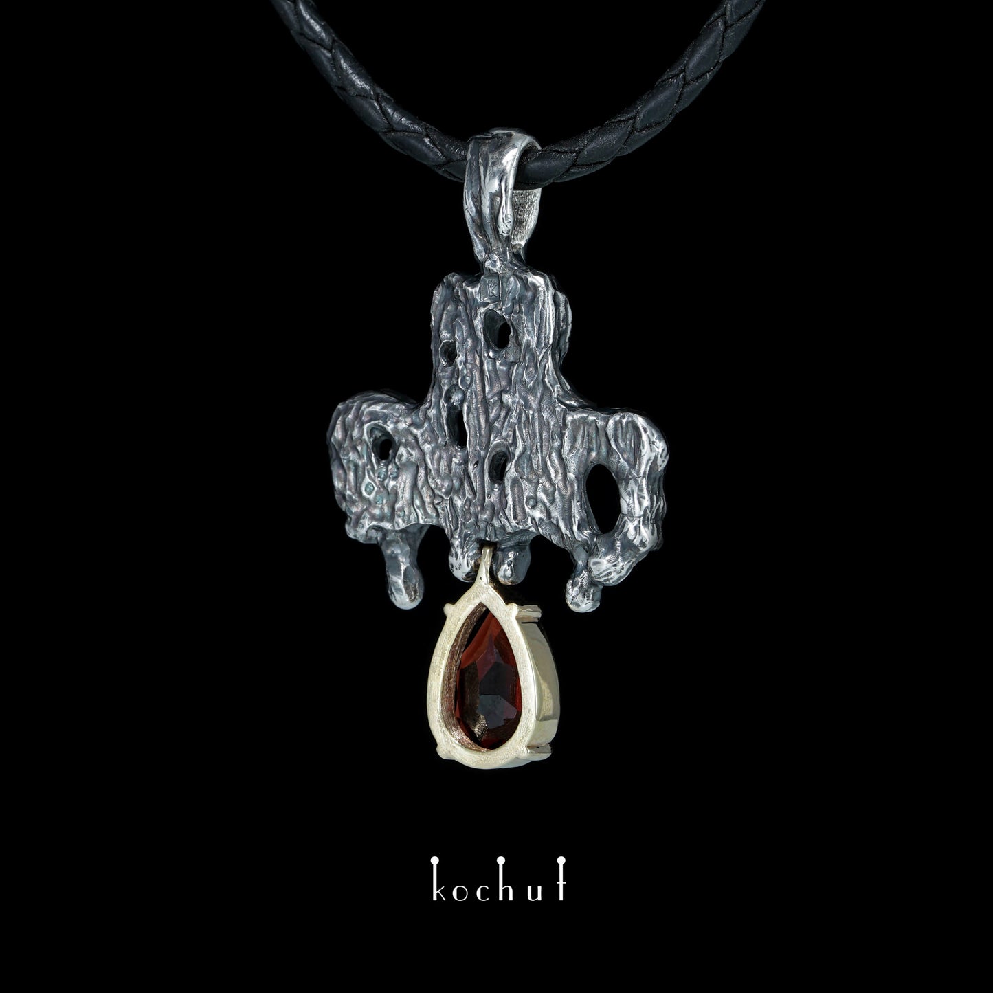 Memento mori — Kreuz aus oxidiertem Silber und Gelbgold mit einem Granat