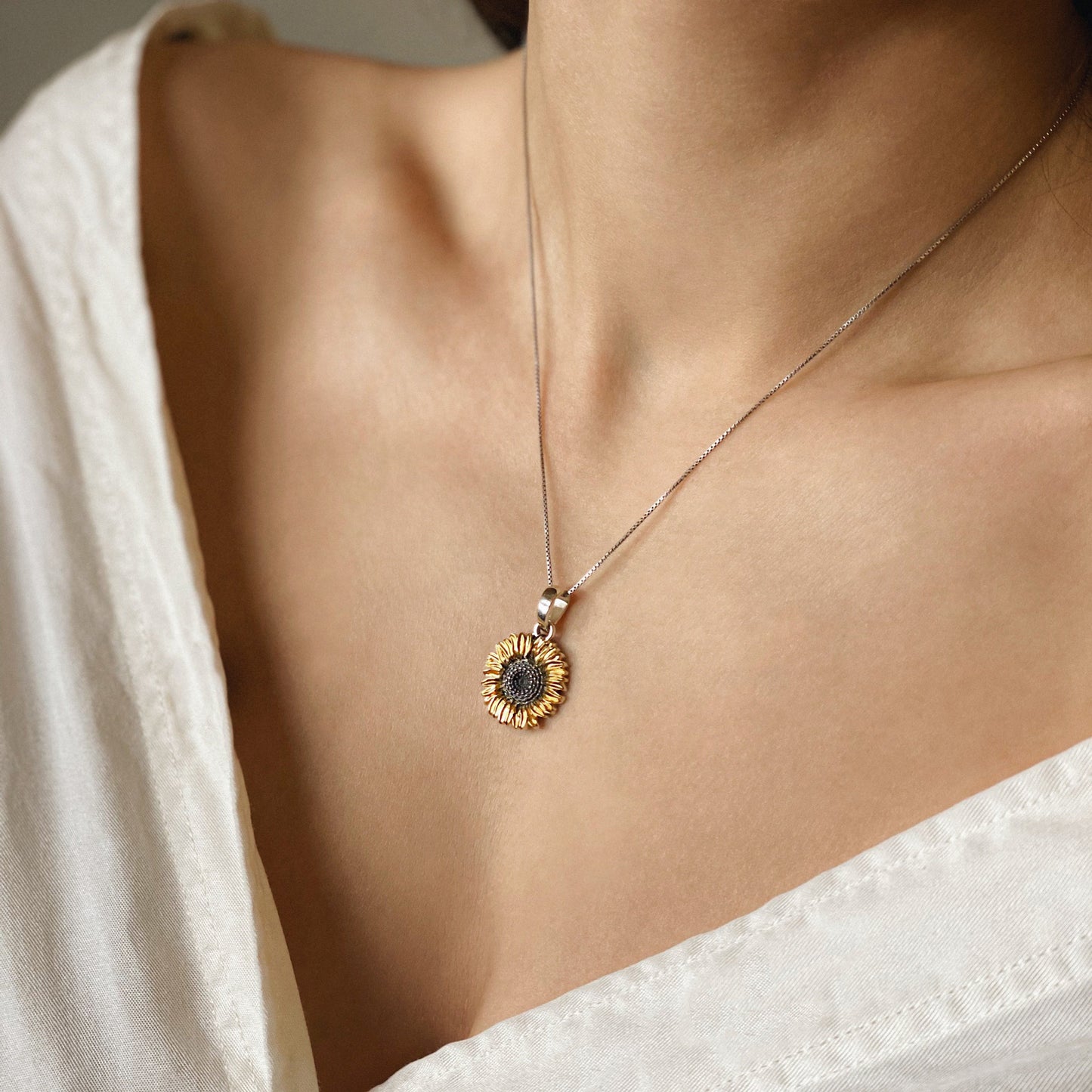 Sonnenblume — Anhänger aus Gelbgold, überzogen mit schwarzem Rhodium