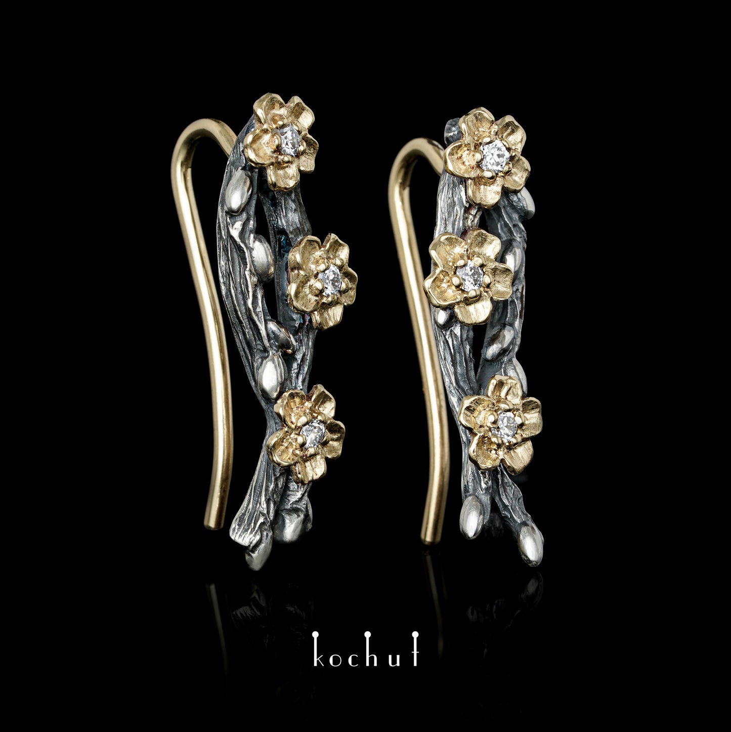 Weidenzweige mit Blumen — Ohrringe aus oxidiertem Silber und Gelbgold mit Diamanten