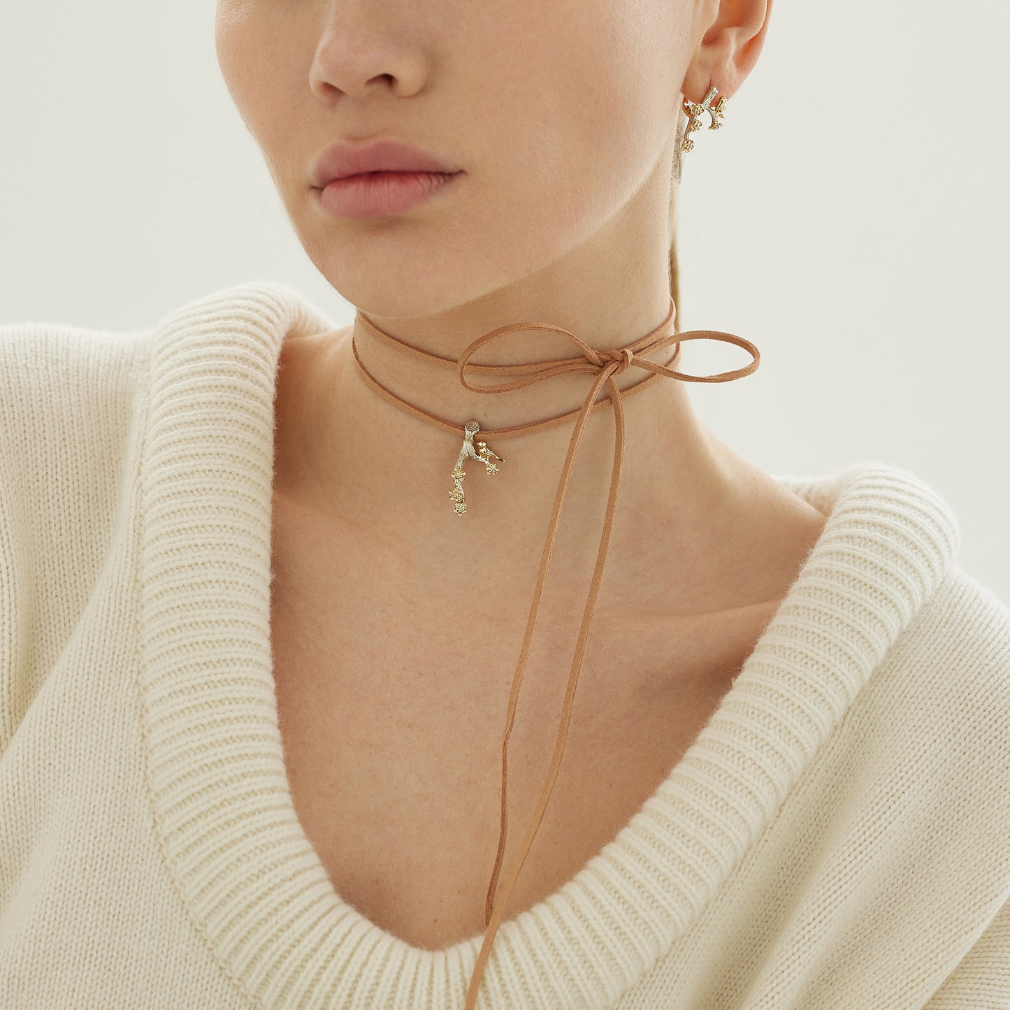 Vögelchen auf dem Zweig — Ohrringe aus Weiß- und Gelbgold mit Diamanten