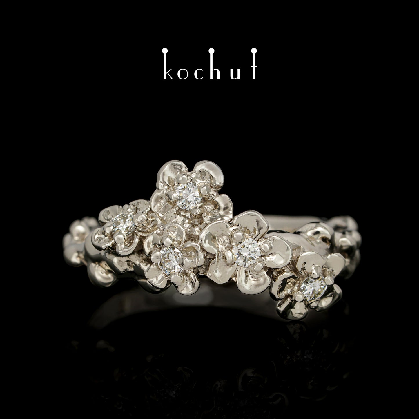 Florale Tiara — Ring aus Weißgold mit Diamanten