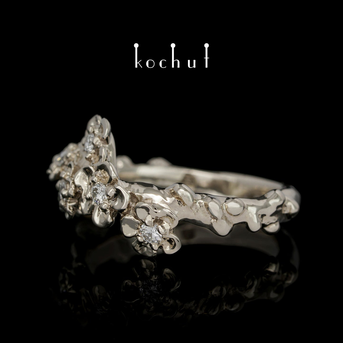 Florale Tiara — Ring aus Weißgold mit Diamanten