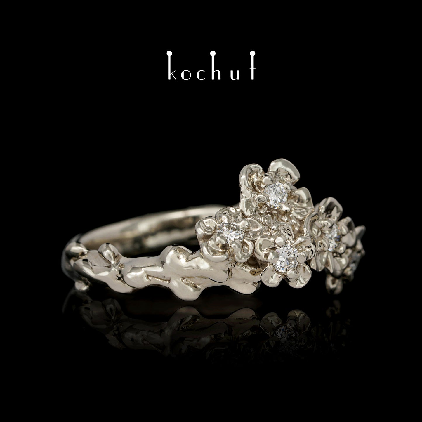 Florale Tiara — Ring aus Weißgold mit Diamanten