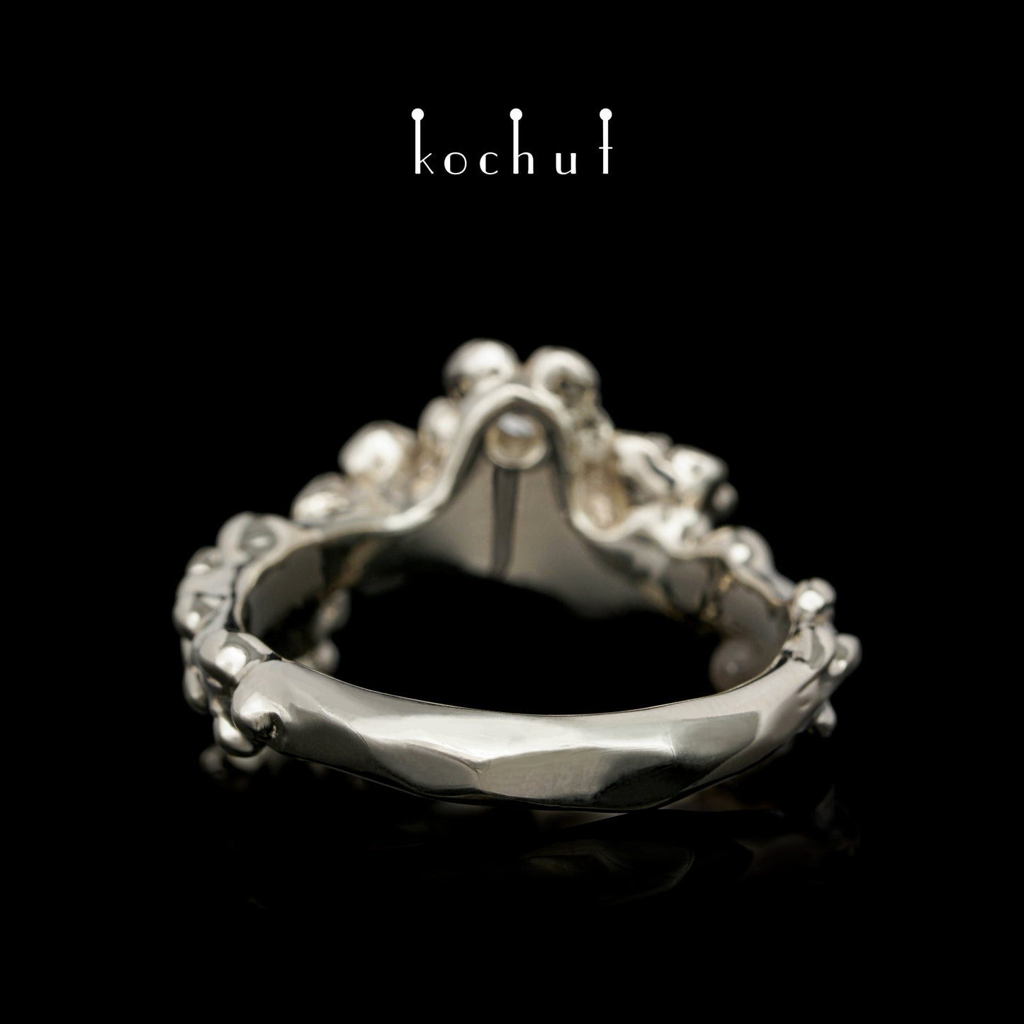 Florale Tiara — Ring aus Weißgold mit Diamanten