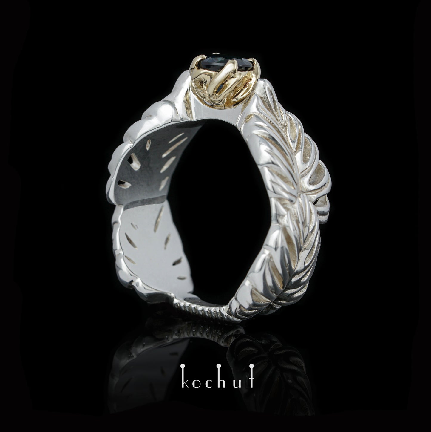Umarmung der Liane — Ring aus Gelbgold und Silber mit Saphir
