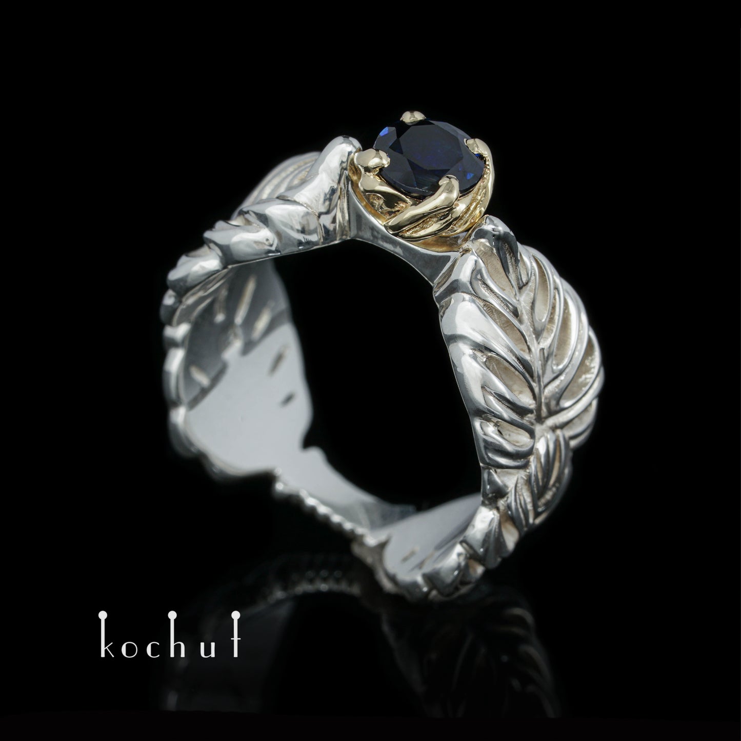 Umarmung der Liane — Ring aus Gelbgold und Silber mit Saphir