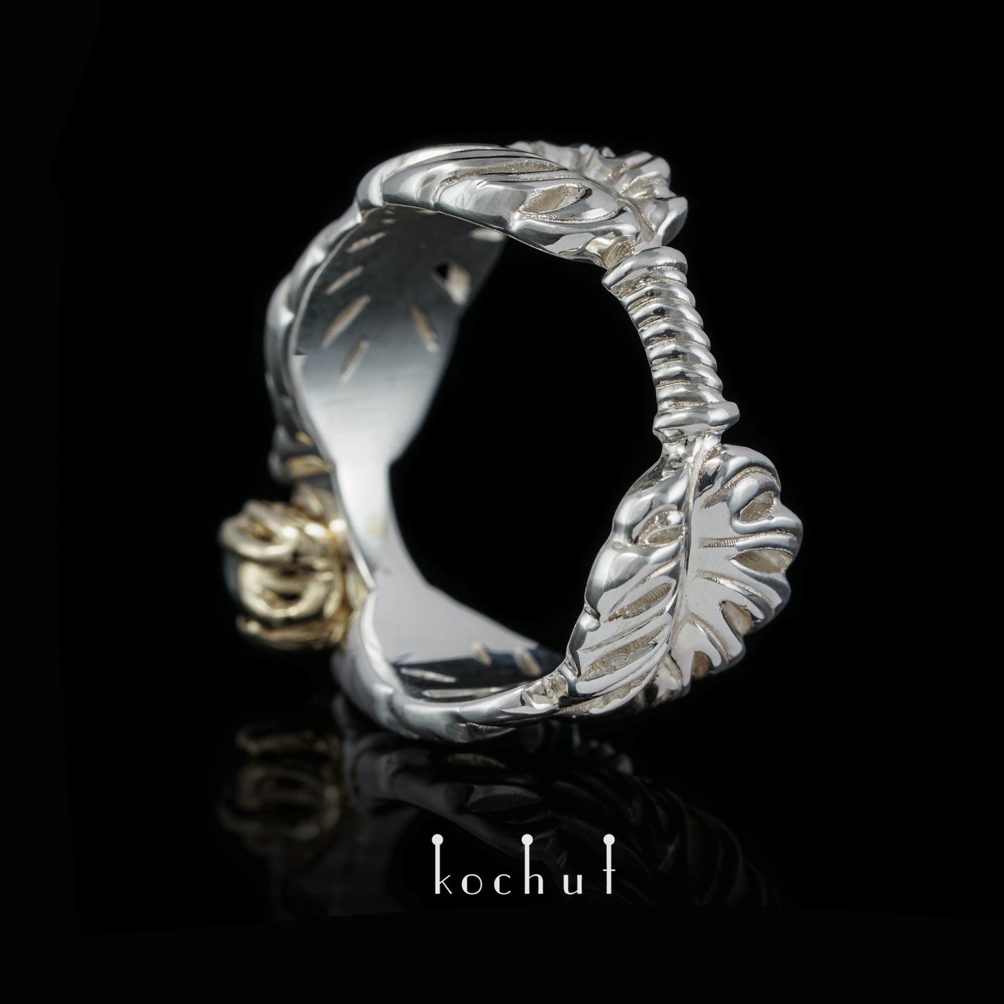 Umarmung der Liane — Ring aus Gelbgold und Silber mit Saphir