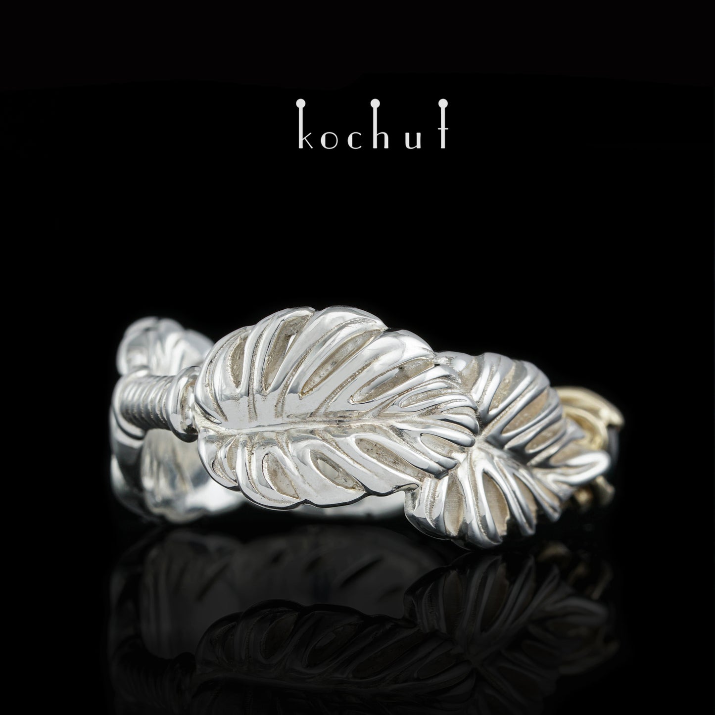Umarmung der Liane — Ring aus Gelbgold und Silber mit Saphir