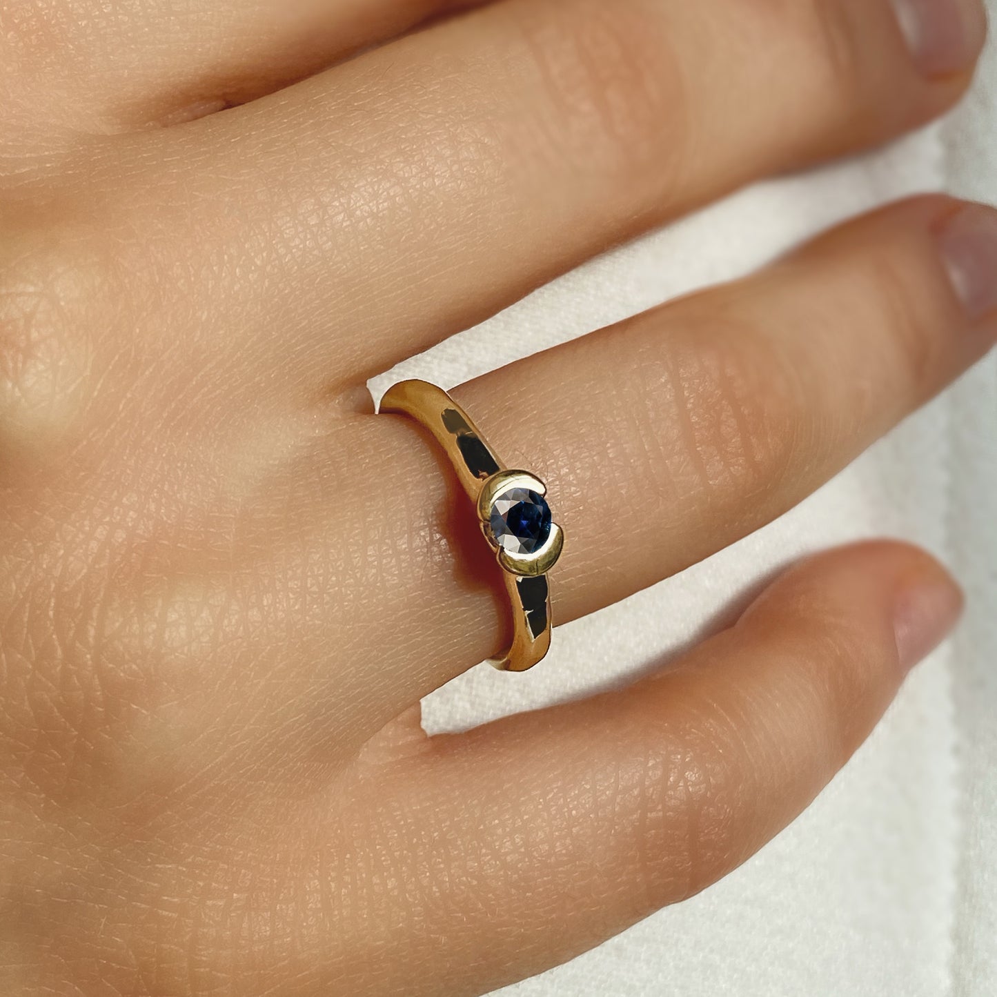 Absolute — Verlobungsring aus gelbem 18K-Gold mit blauer Saphir