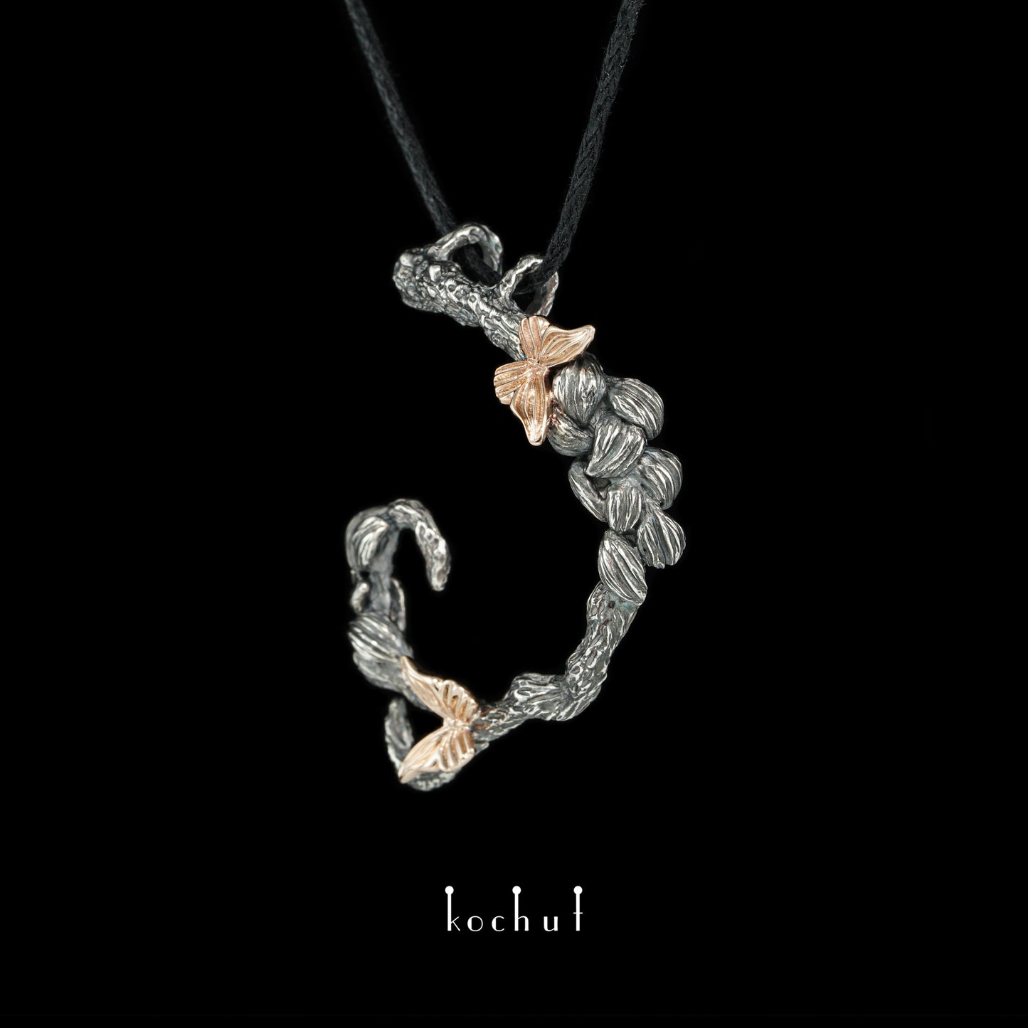 Schmetterling des Lichts — Anhänger aus oxidiertem Silber und Rotgold