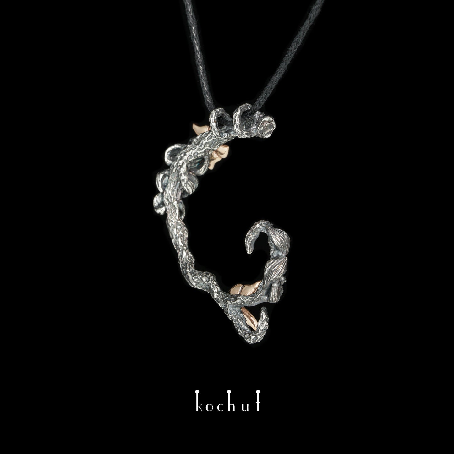 Schmetterling des Lichts — Anhänger aus oxidiertem Silber und Rotgold