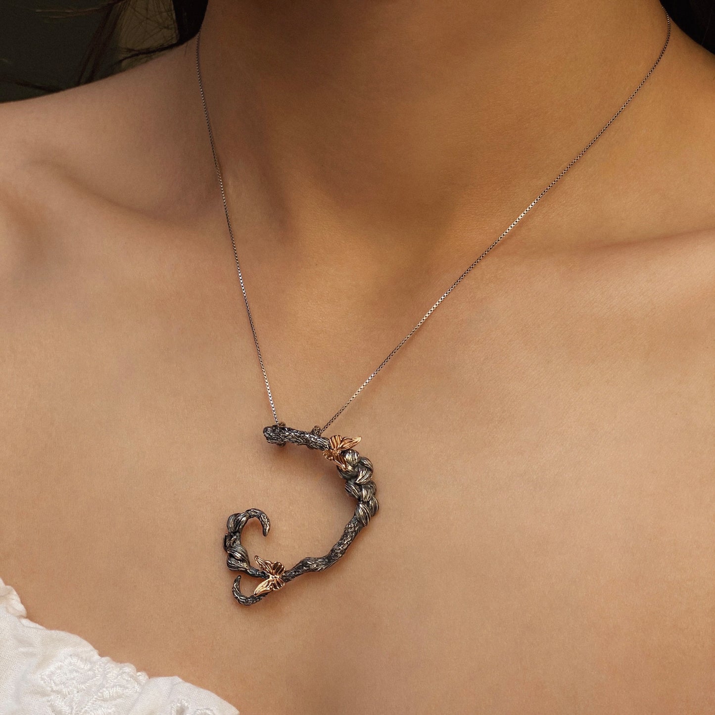 Schmetterling des Lichts — Anhänger aus oxidiertem Silber und Rotgold
