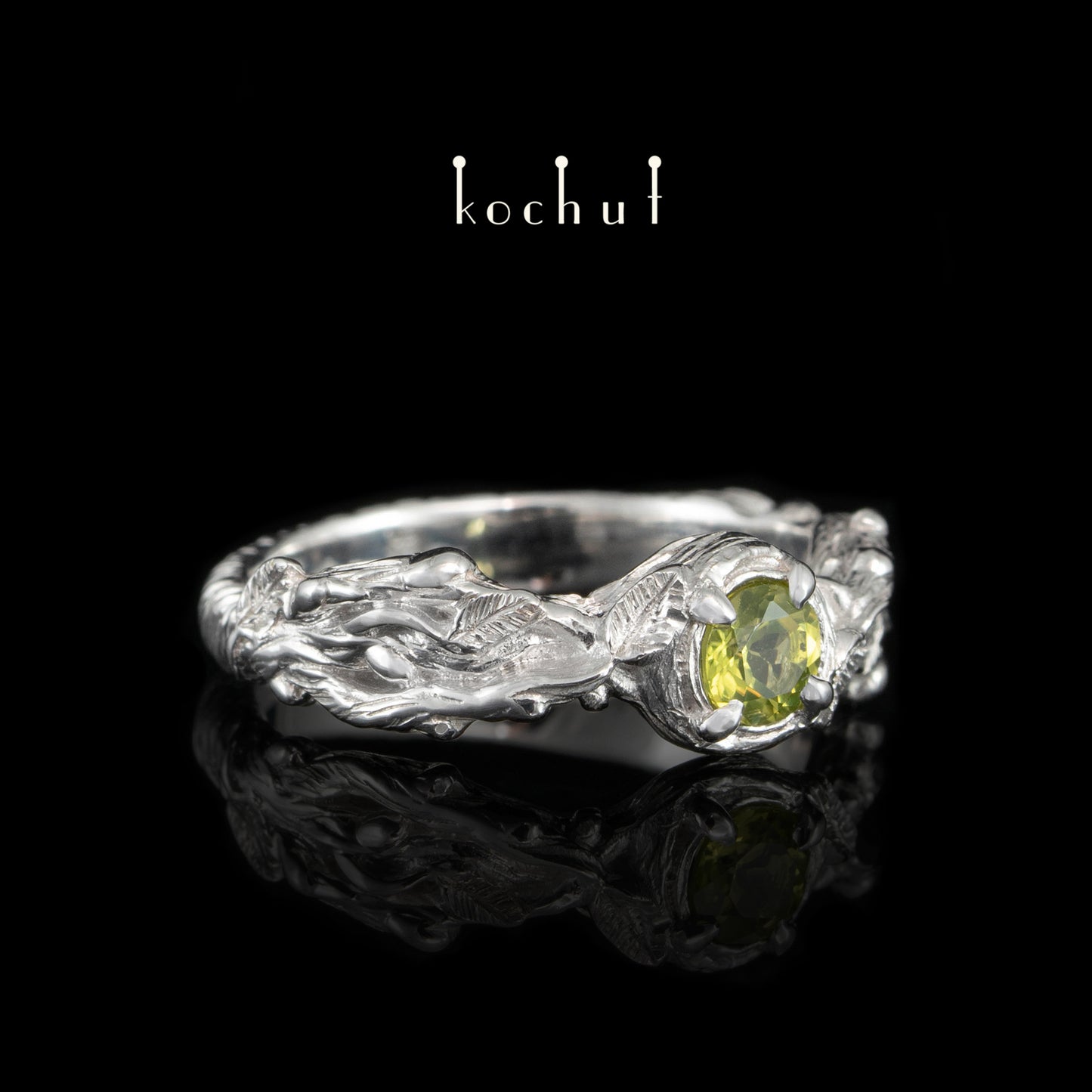 Sprossen — silberner Ring mit Chrysolith, überzogen mit weißem Rhodium