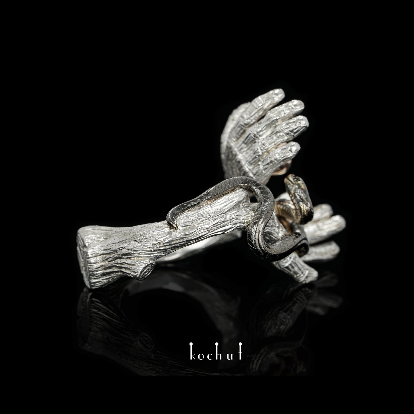 Verbotene Frucht — Ring aus Gelb-, Rotgold und Silber, überzogen mit schwarzem und weißem Rhodium