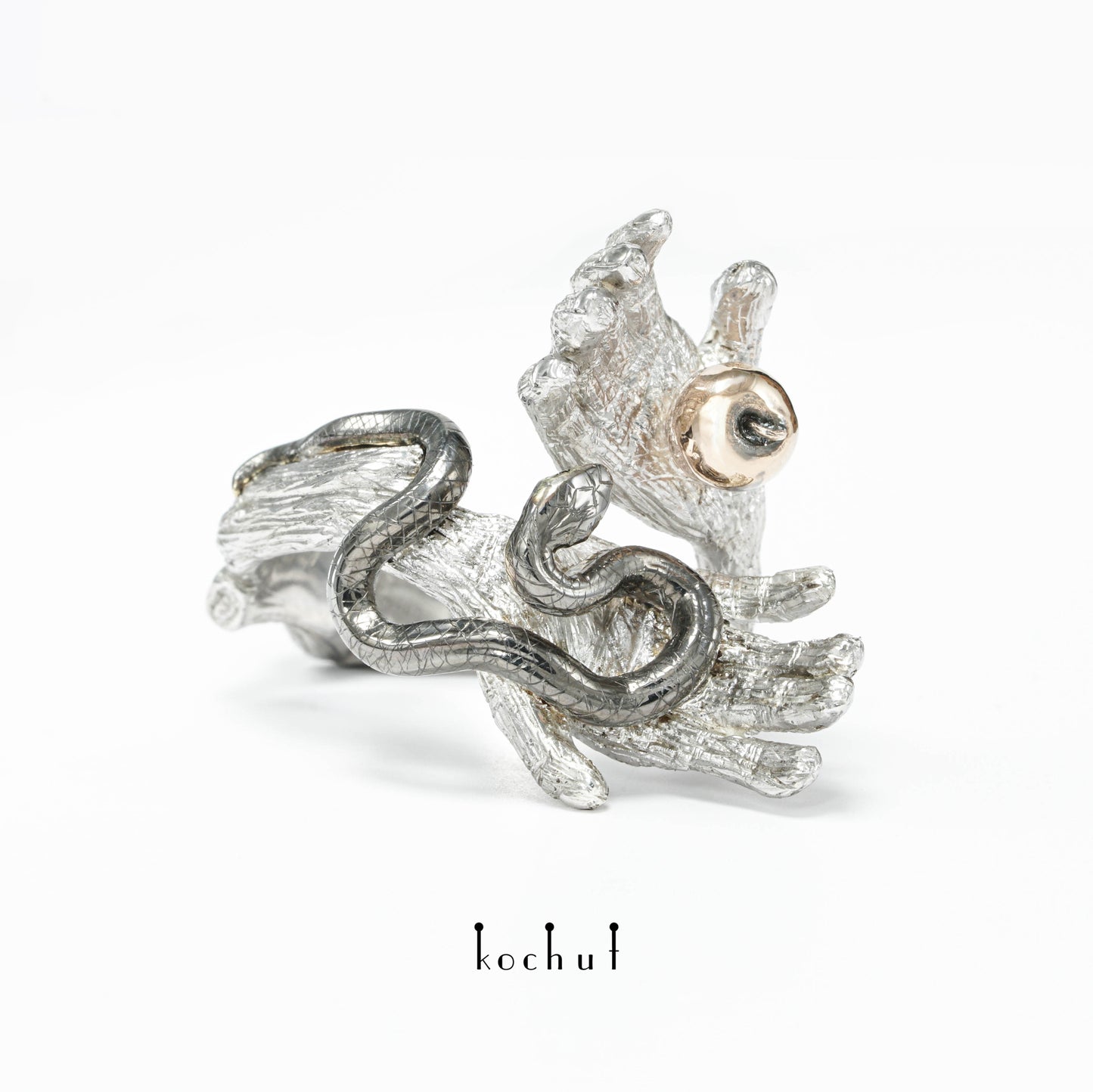 Verbotene Frucht — Ring aus Gelb-, Rotgold und Silber, überzogen mit schwarzem und weißem Rhodium