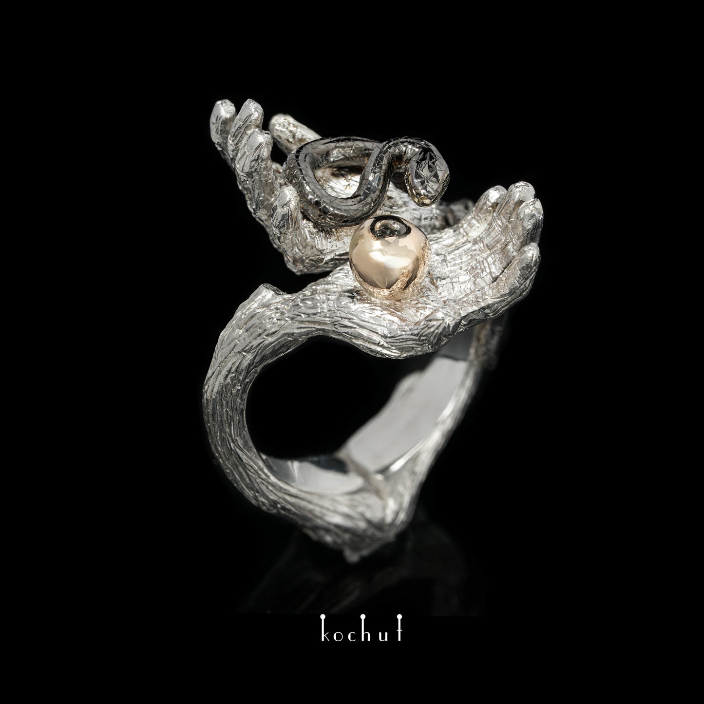 Verbotene Frucht — Ring aus Gelb-, Rotgold und Silber, überzogen mit schwarzem und weißem Rhodium