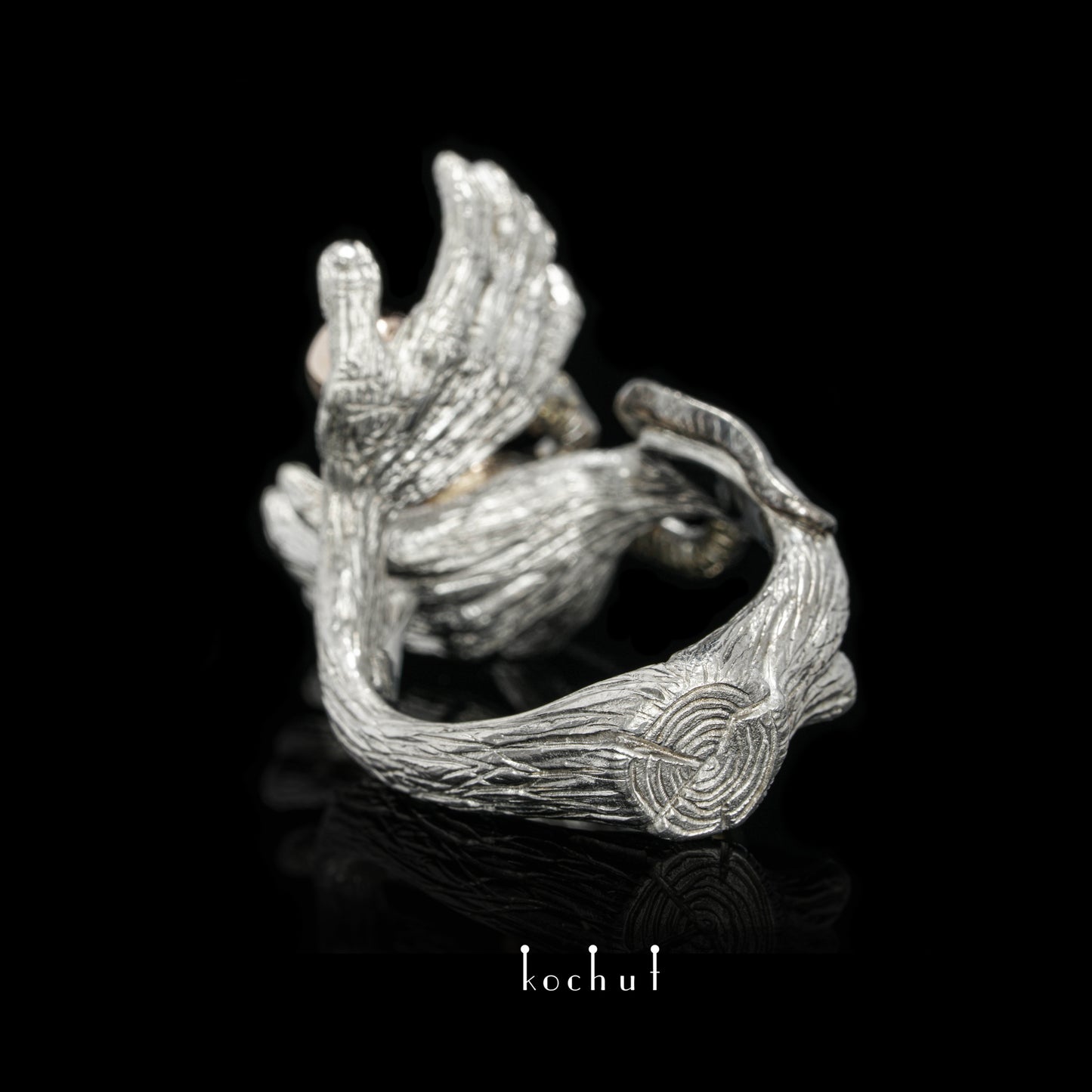 Verbotene Frucht — Ring aus Gelb-, Rotgold und Silber, überzogen mit schwarzem und weißem Rhodium