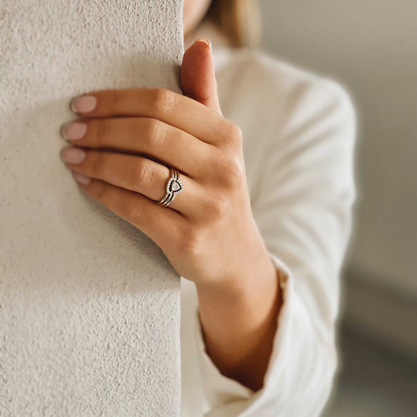Meridian — dreifingriger Verlobungsring aus Weißgold mit Diamanten
