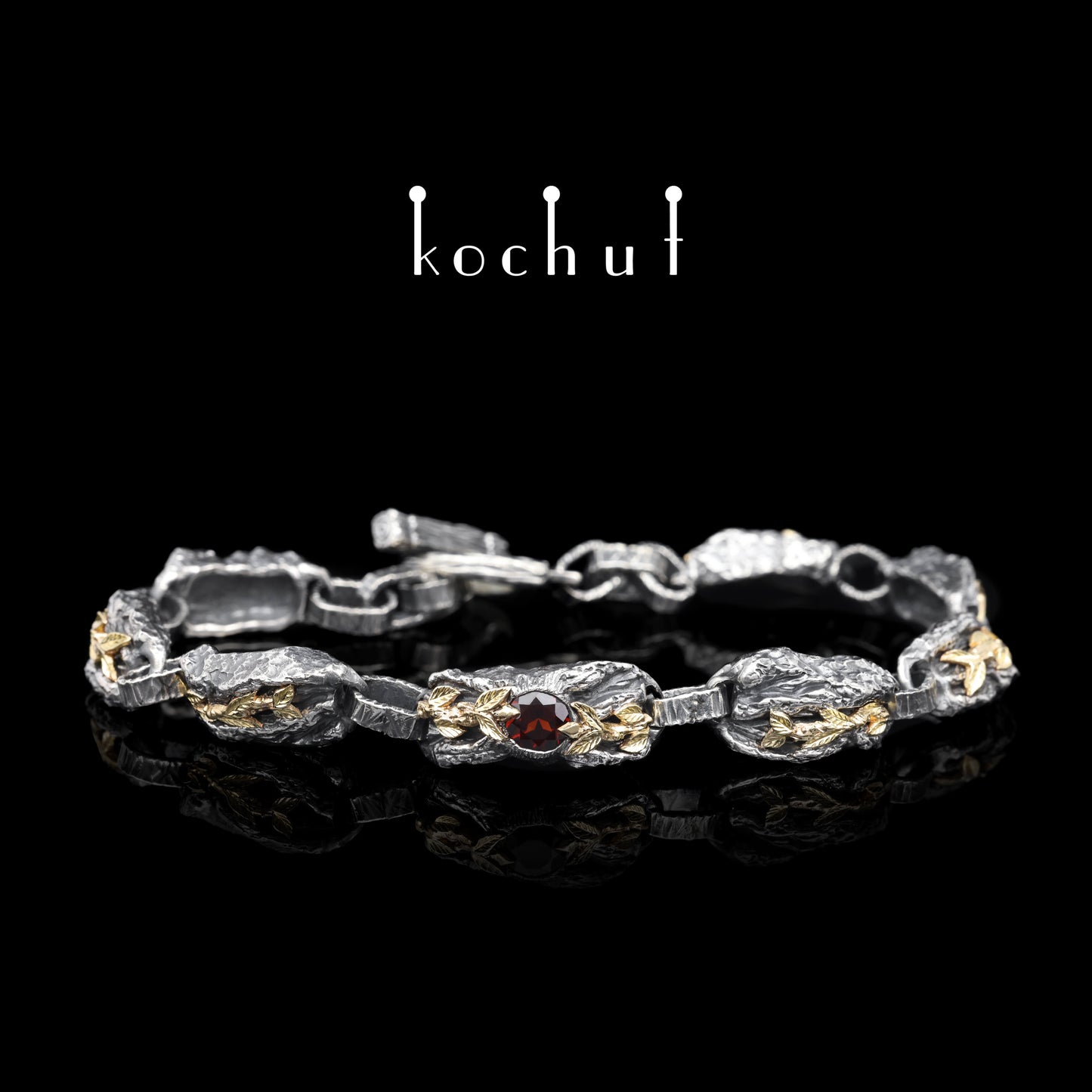 Kraft des Lebens — Armband aus oxidiertem Silber und Gelbgold mit Granat