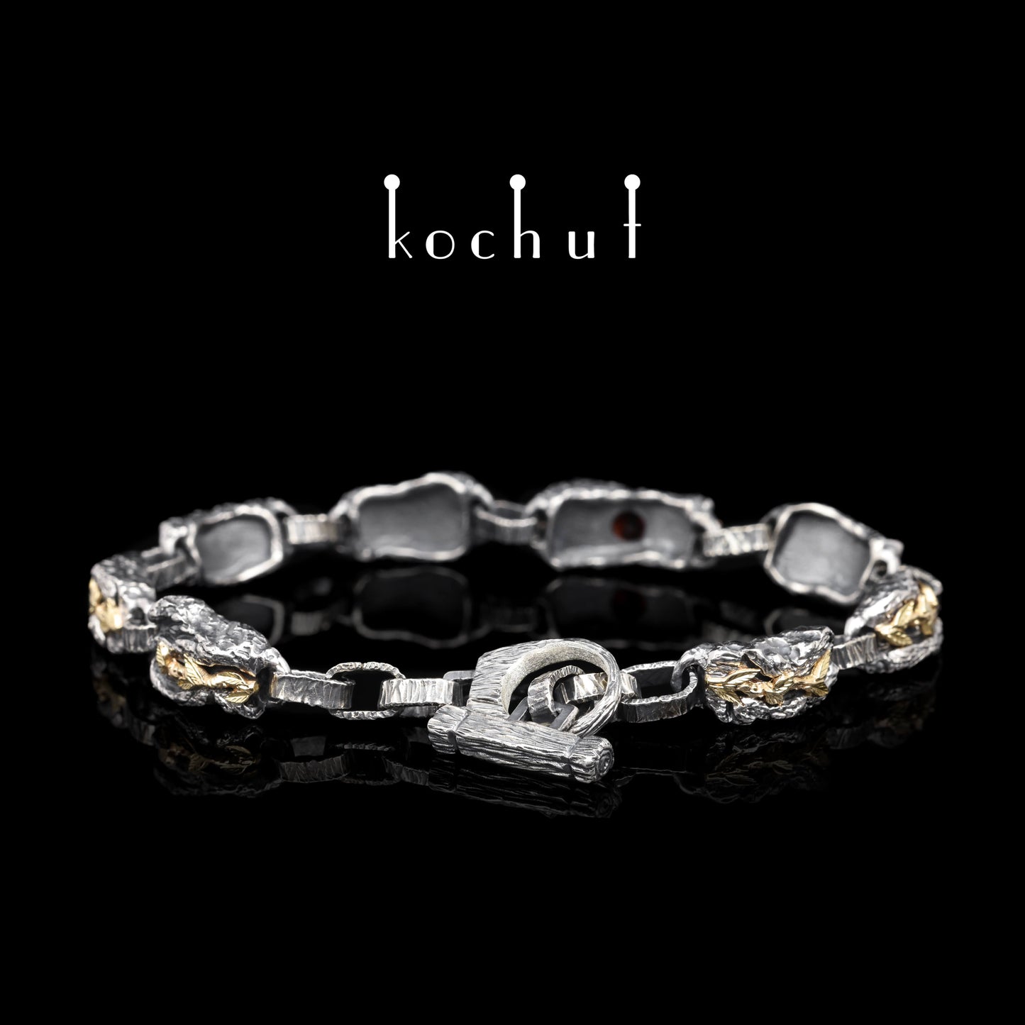 Kraft des Lebens — Armband aus oxidiertem Silber und Gelbgold mit Granat