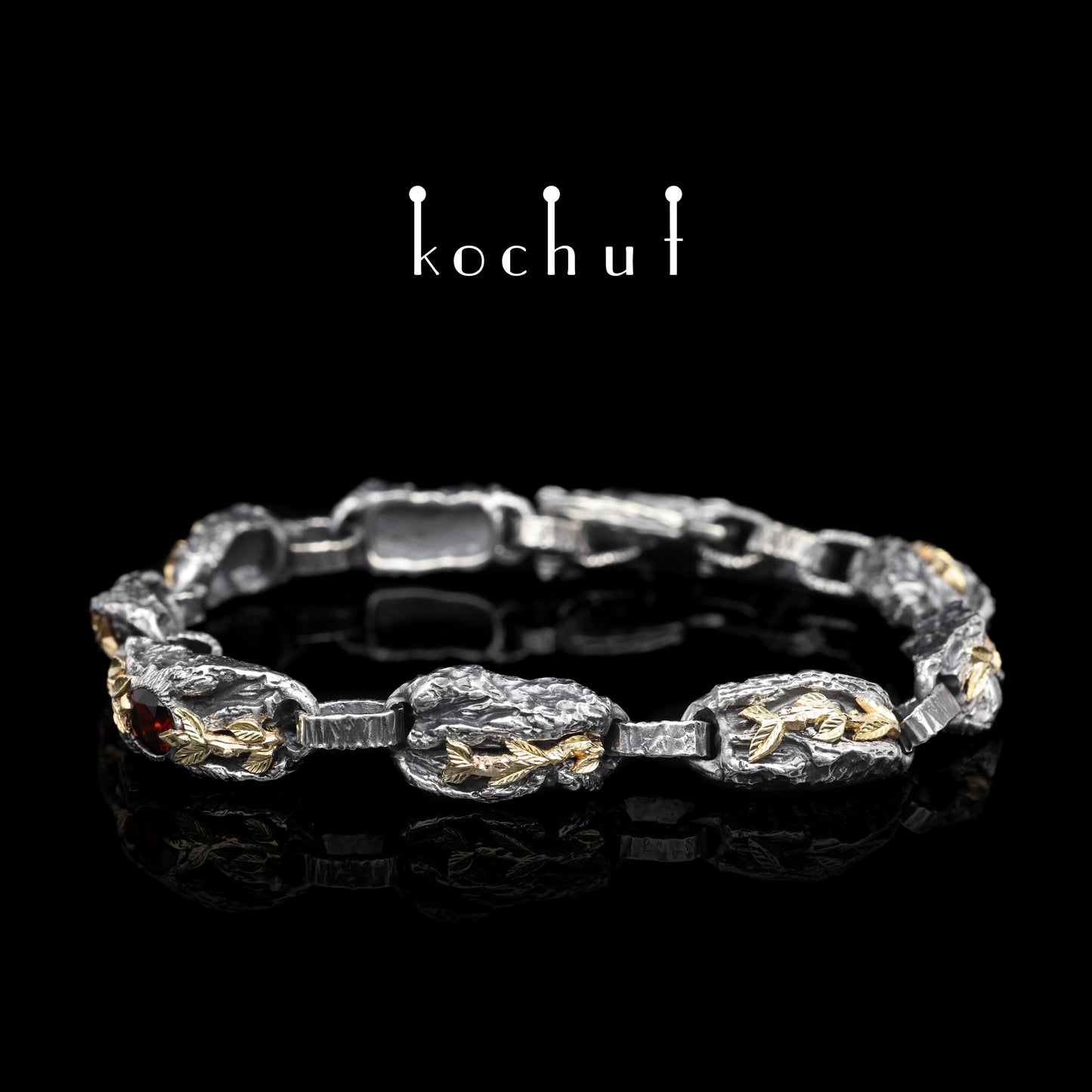 Kraft des Lebens — Armband aus oxidiertem Silber und Gelbgold mit Granat