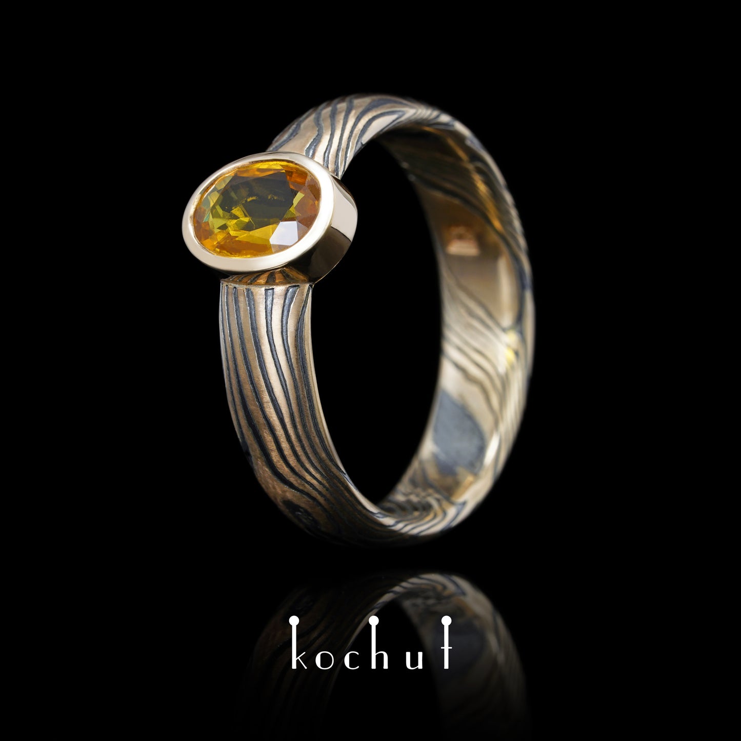 Sophora-Nektar — Mokume-Ring aus Rotgold mit graviertem und oxidiertem Silber sowie gelbem Saphir