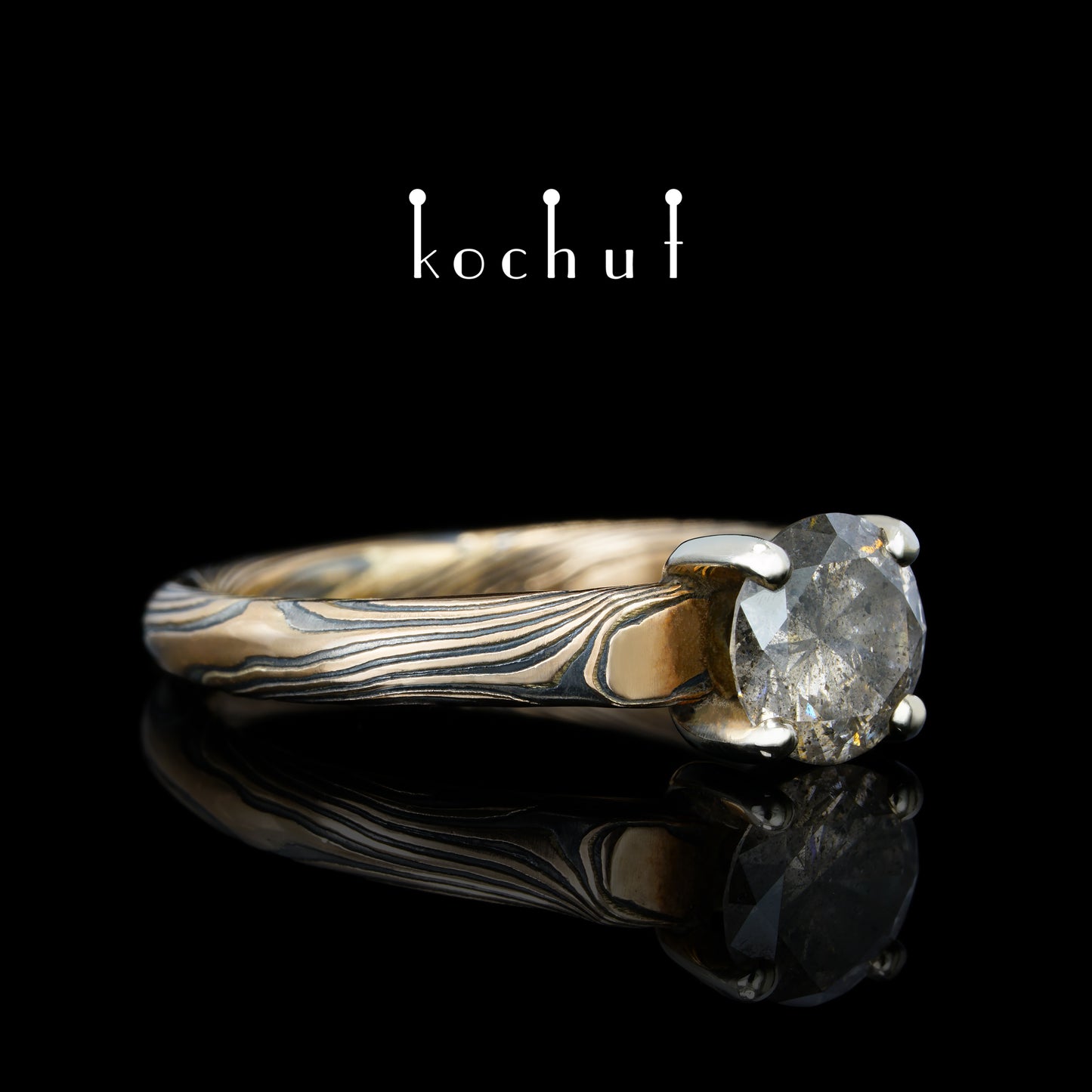 Kaiserin Kojun — Mokume-Ring aus Weiß- und Rotgold sowie graviertem und oxidiertem Silber mit Diamant