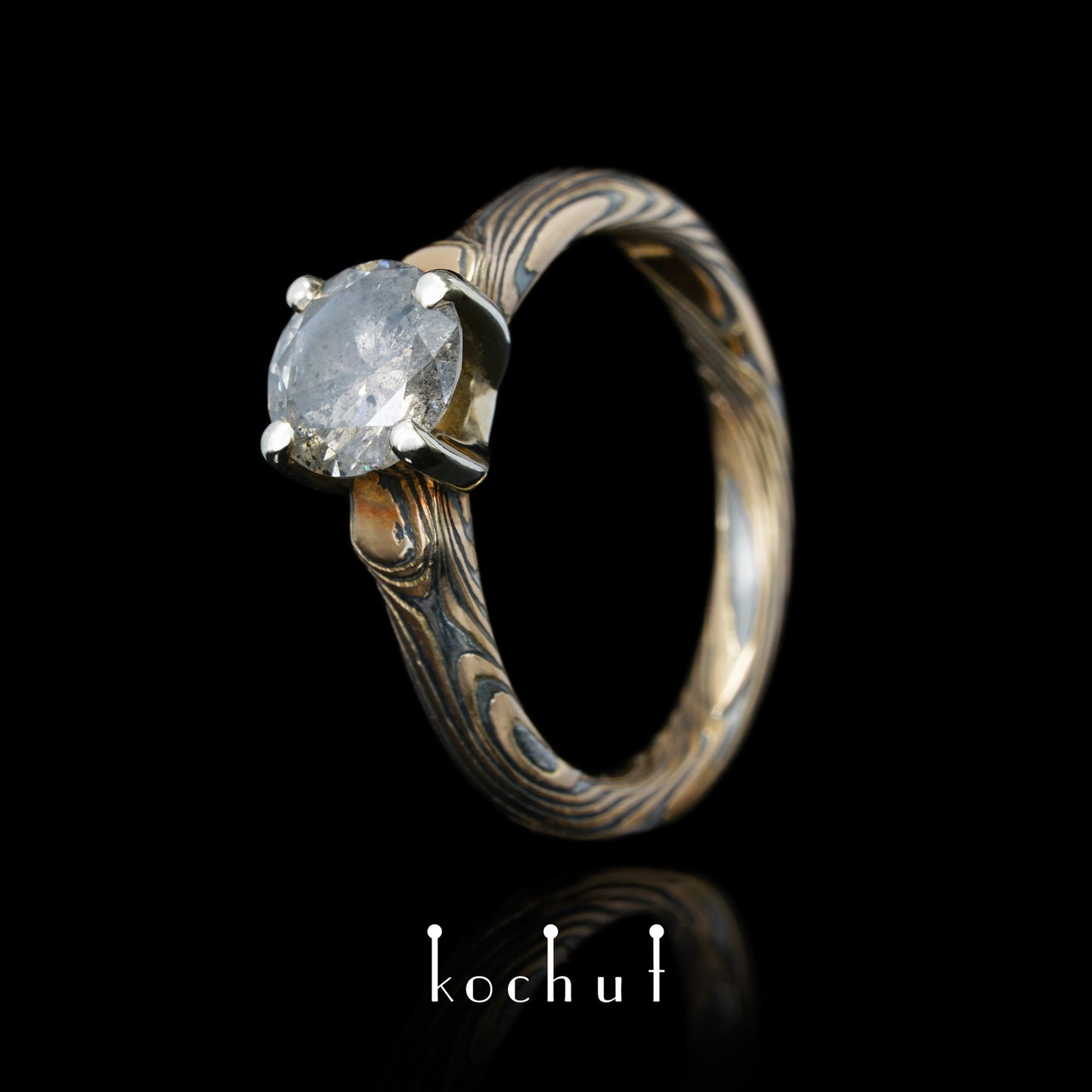 Kaiserin Kojun — Mokume-Ring aus Weiß- und Rotgold sowie graviertem und oxidiertem Silber mit Diamant