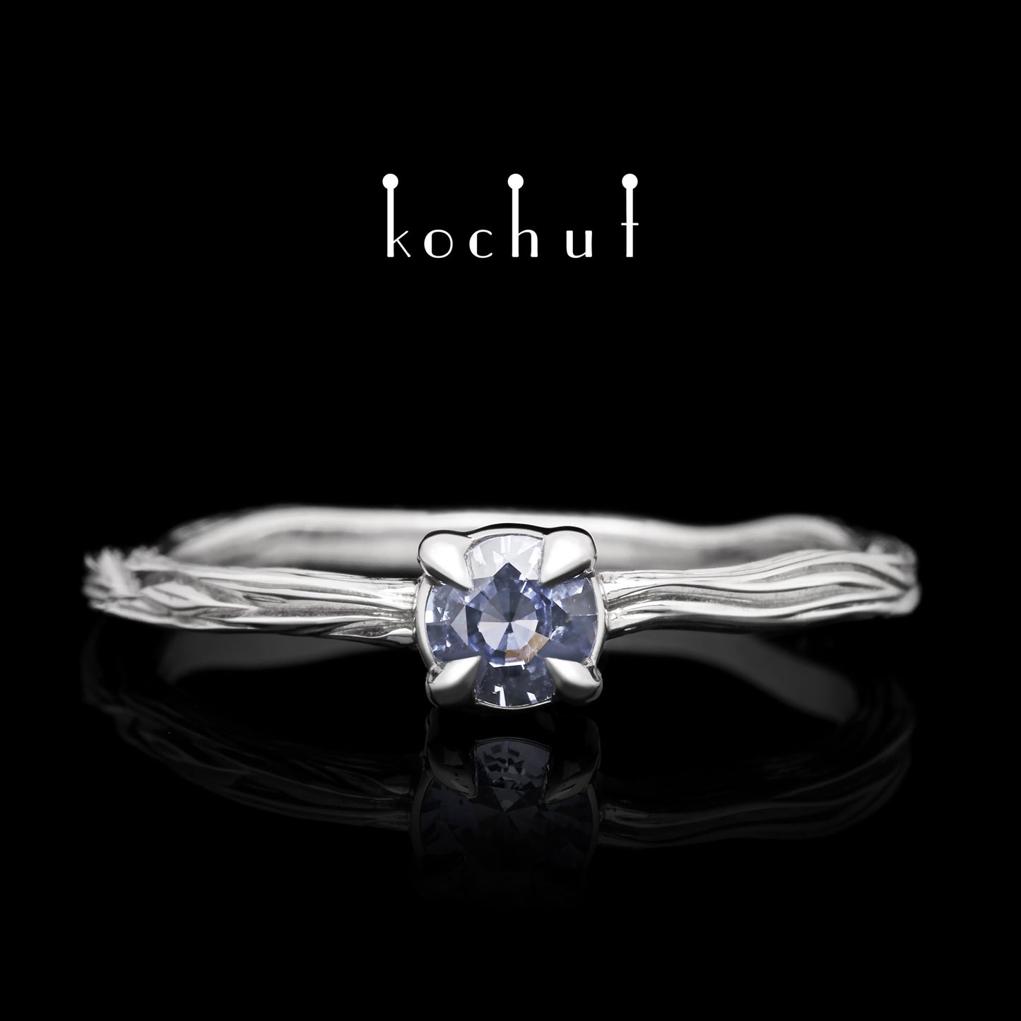Winterzweig — Weißgoldring mit Kornblumen-Saphir, beschichtet mit weißem Rhodium