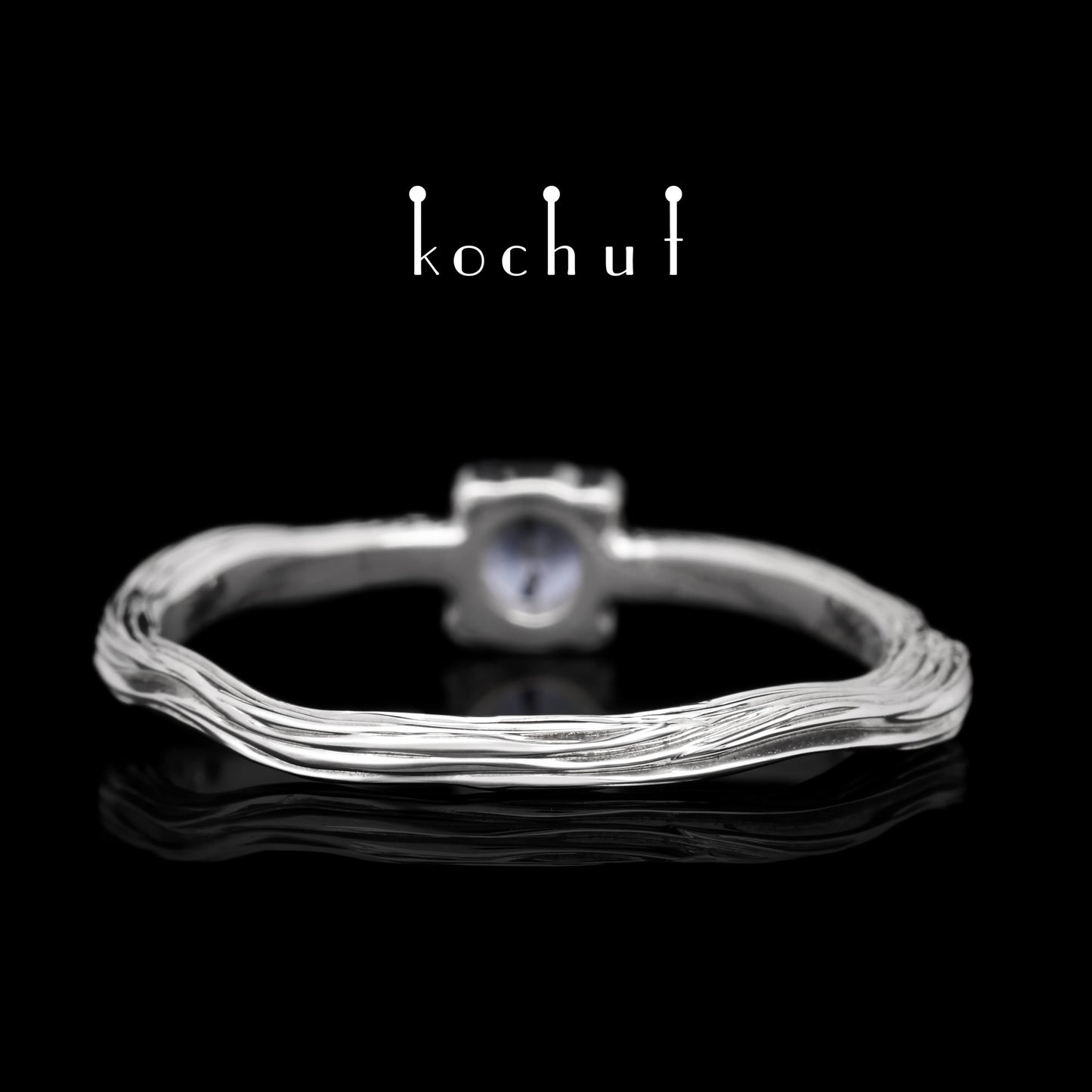 Winterzweig — Weißgoldring mit Kornblumen-Saphir, beschichtet mit weißem Rhodium