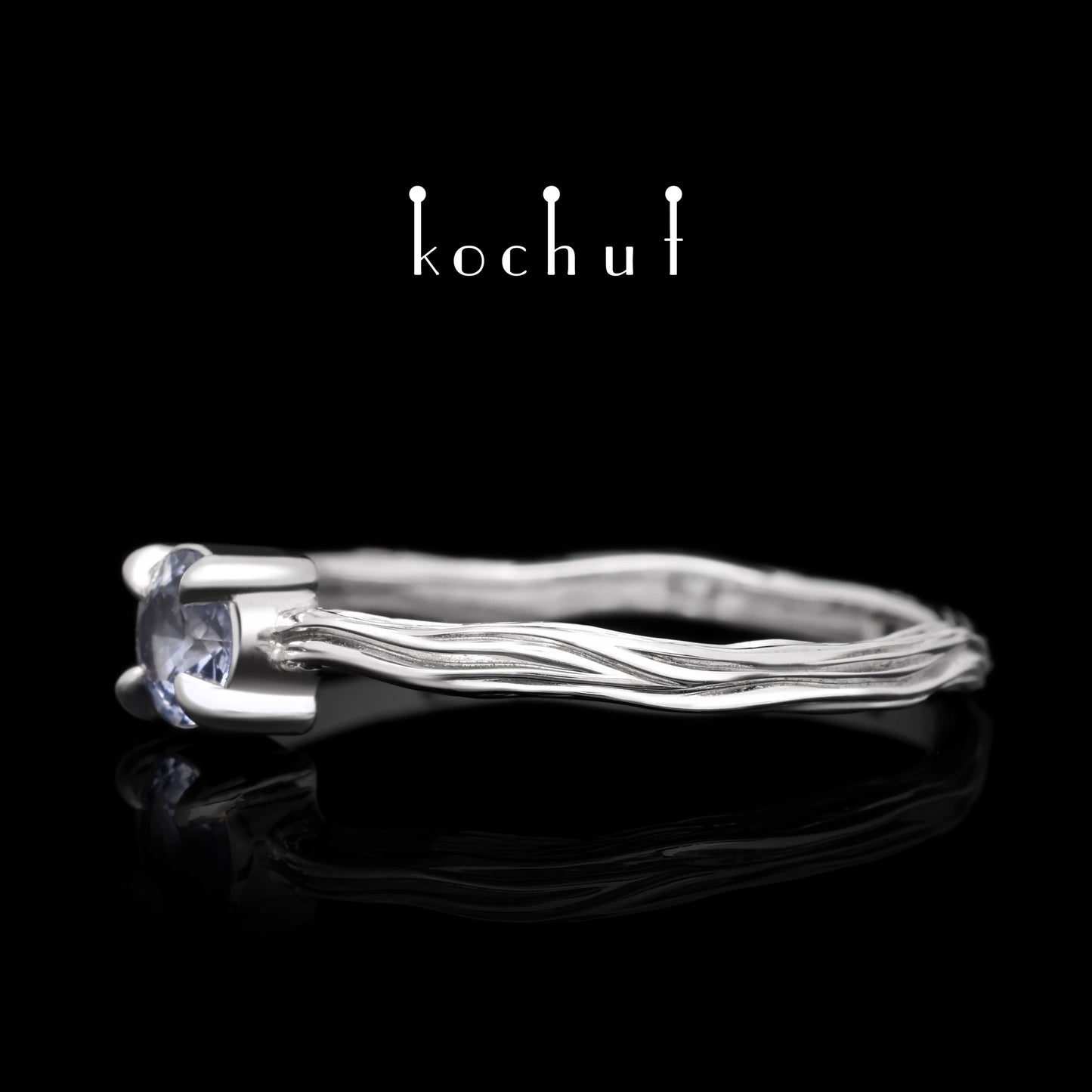 Winterzweig — Weißgoldring mit Kornblumen-Saphir, beschichtet mit weißem Rhodium