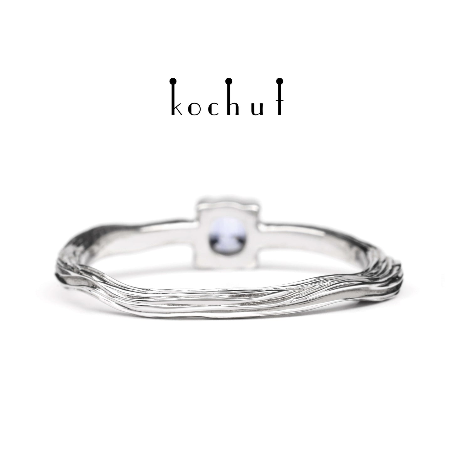 Winterzweig — Weißgoldring mit Kornblumen-Saphir, beschichtet mit weißem Rhodium