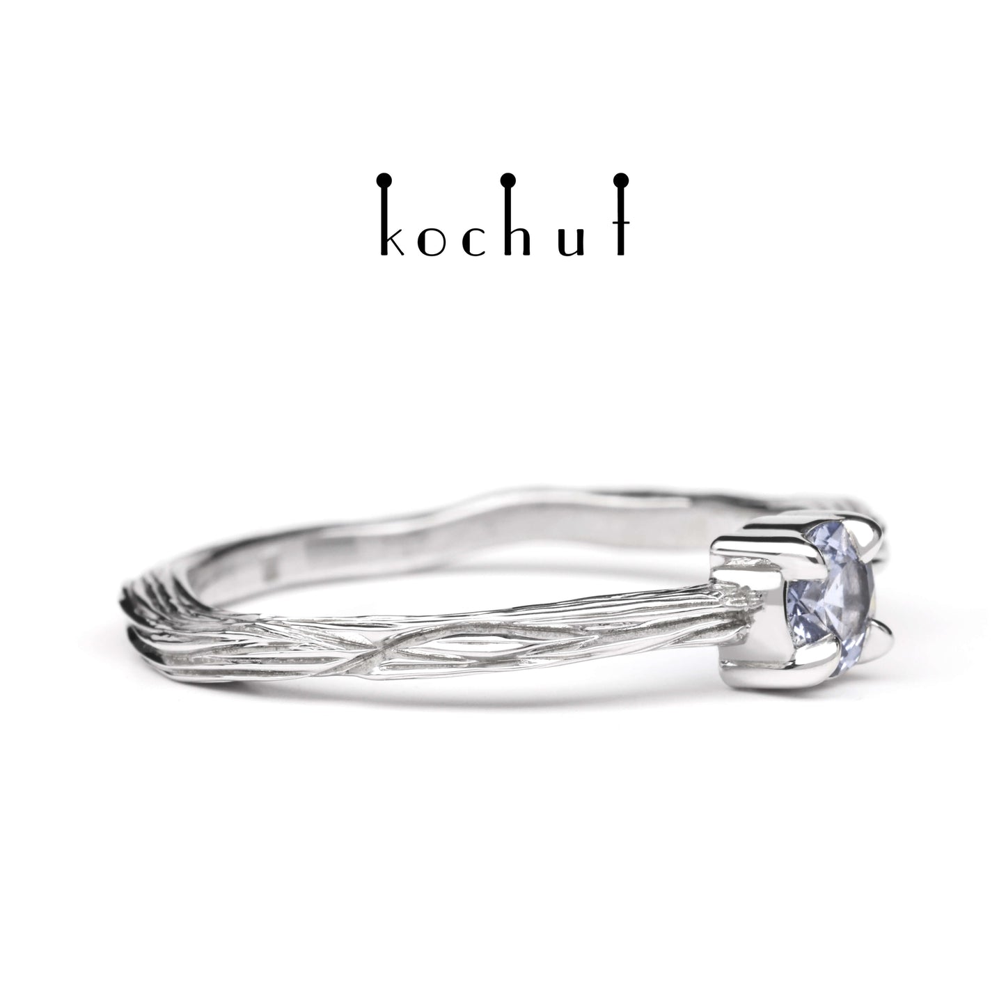 Winterzweig — Weißgoldring mit Kornblumen-Saphir, beschichtet mit weißem Rhodium