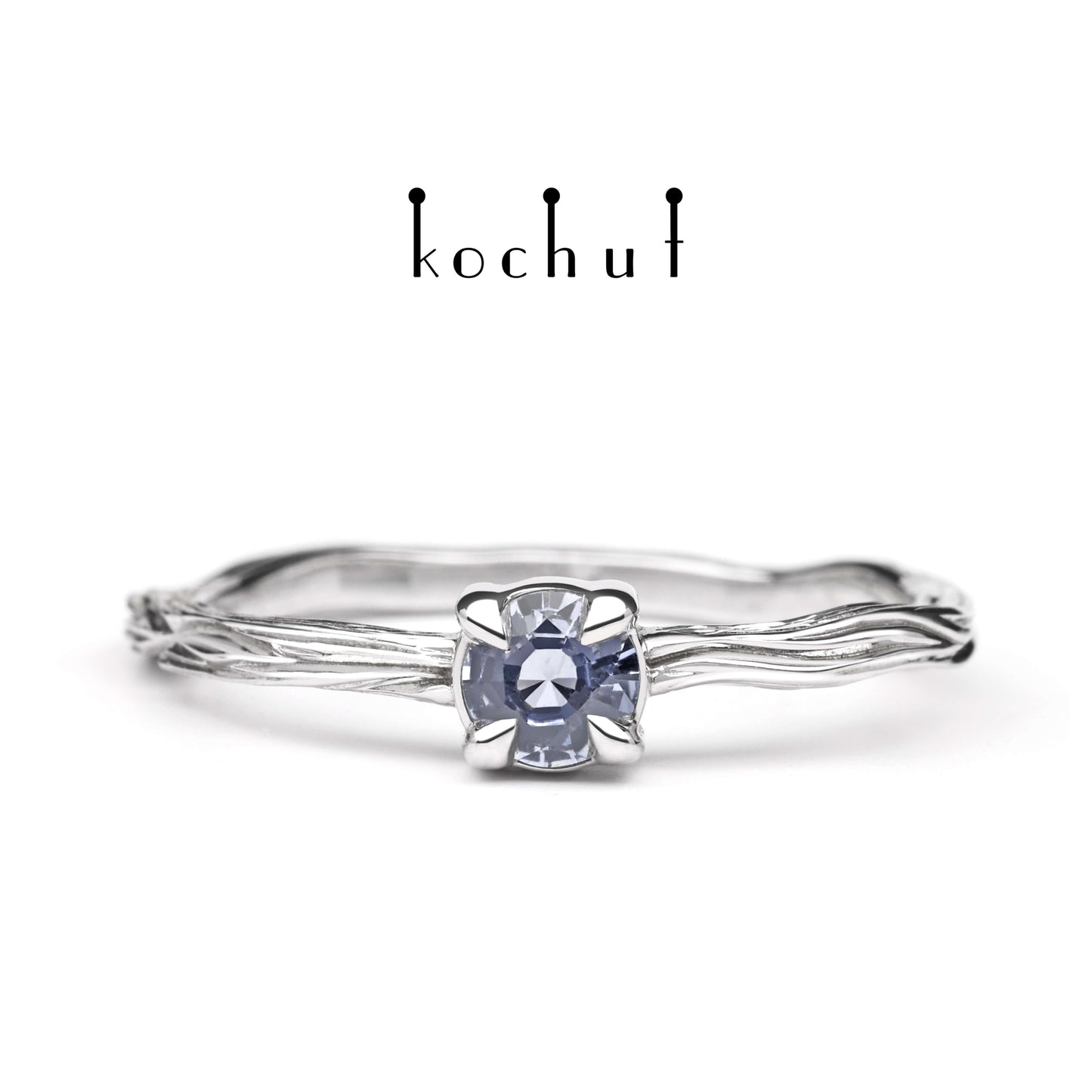 Winterzweig — Weißgoldring mit Kornblumen-Saphir, beschichtet mit weißem Rhodium