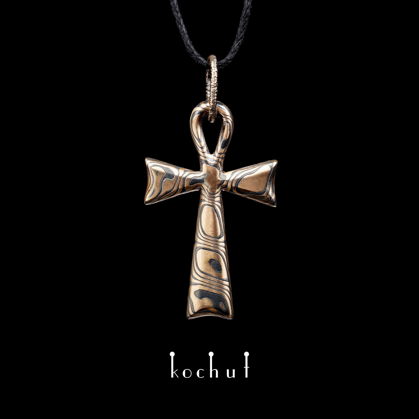 Nur eins — Mokume-Kreuz aus Rotgold und graviertem sowie oxidiertem Silber, überzogen mit schwarzem Rhodium