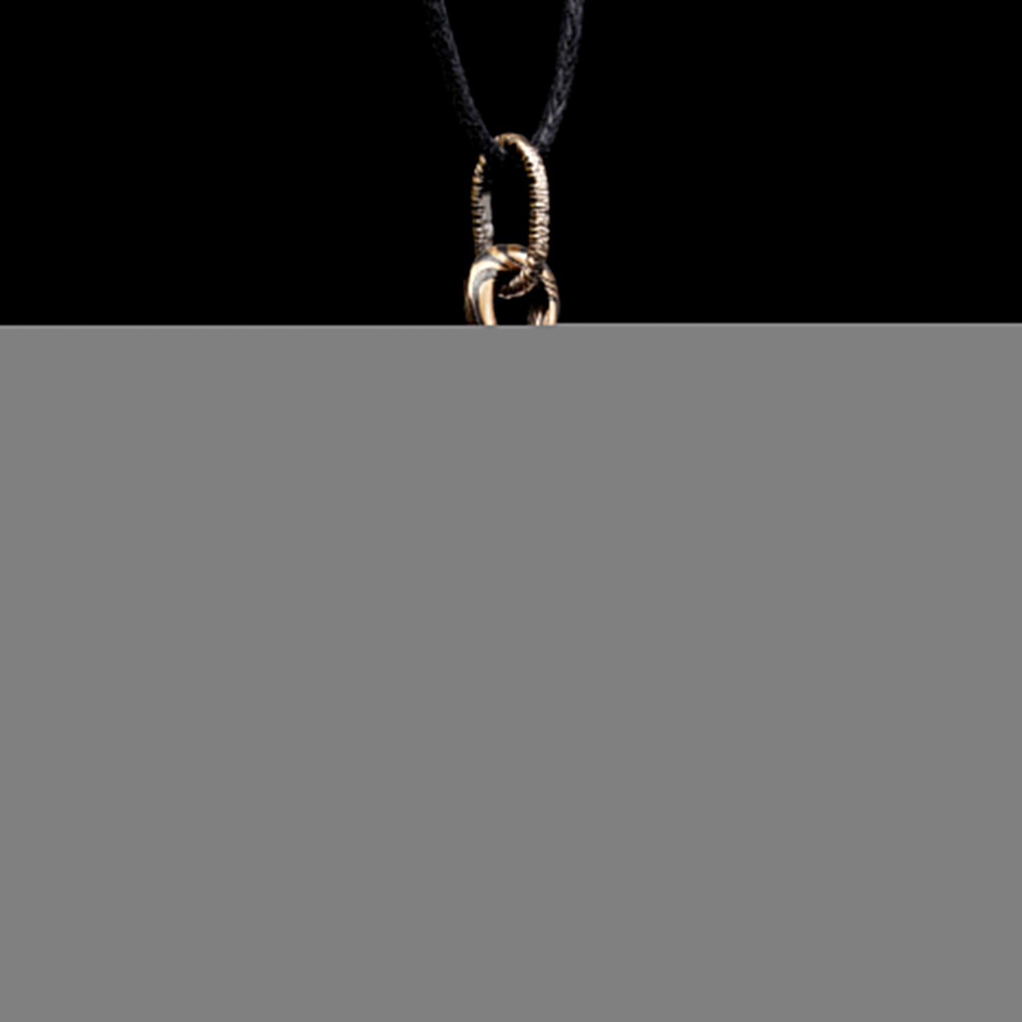 Nur eins — Mokume-Kreuz aus Rotgold und graviertem sowie oxidiertem Silber, überzogen mit schwarzem Rhodium