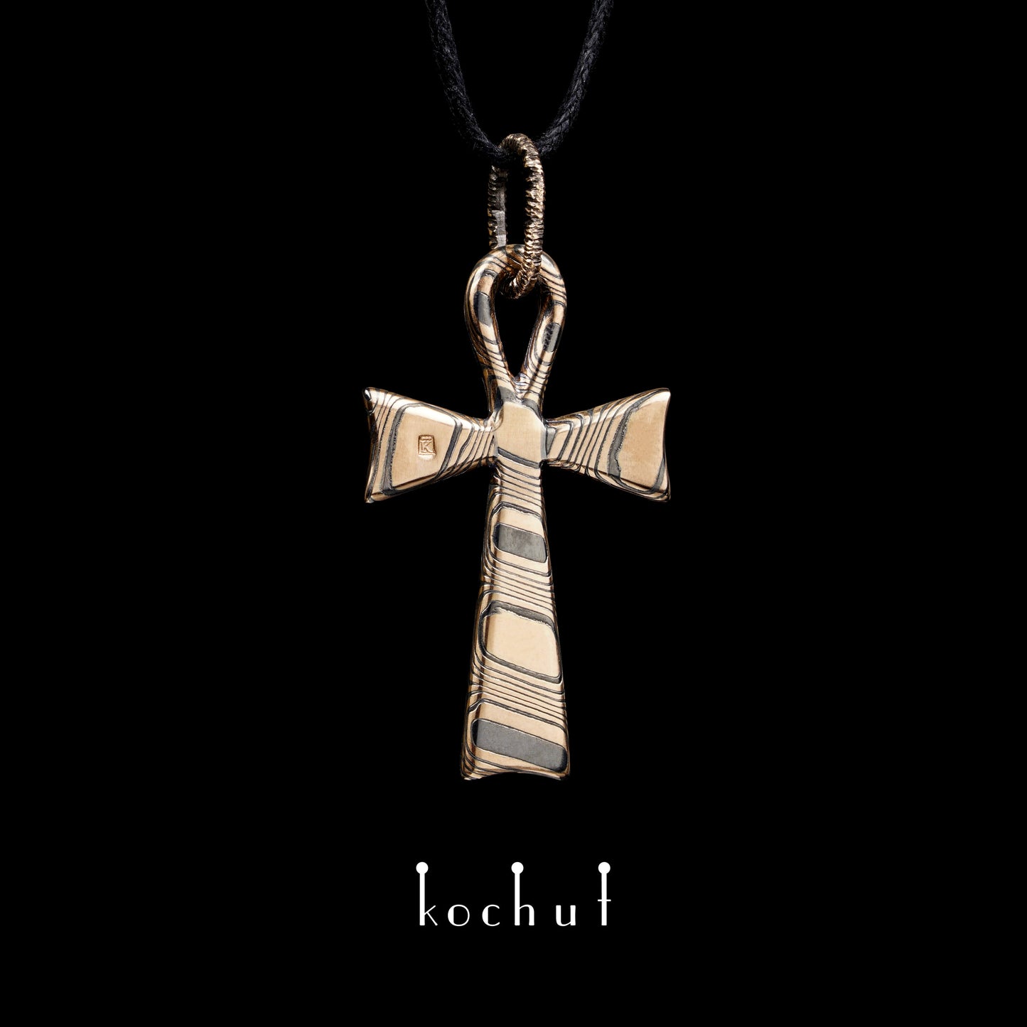 Nur eins — Mokume-Kreuz aus Rotgold und graviertem sowie oxidiertem Silber, überzogen mit schwarzem Rhodium