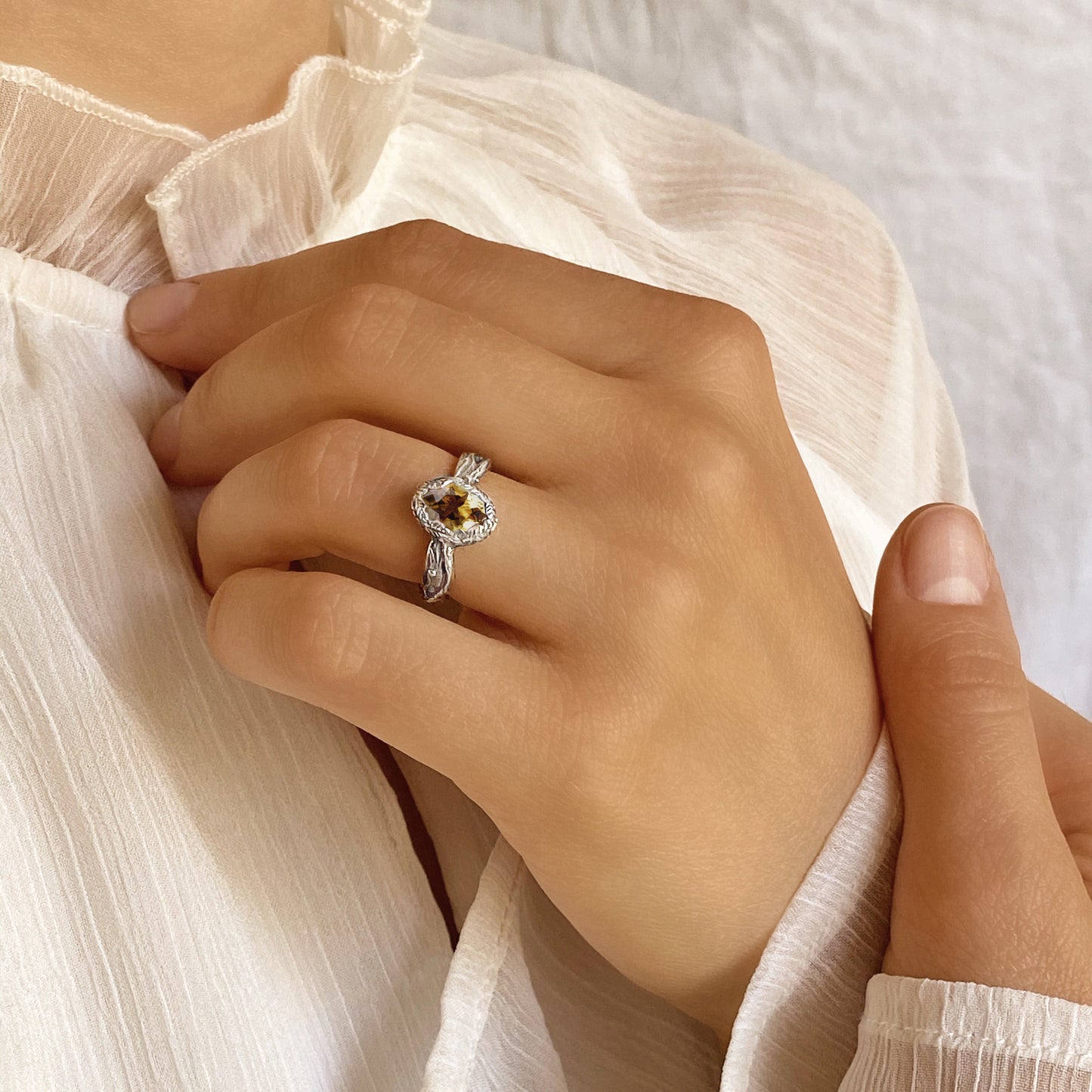 Quelle des Lebens — Ring aus Silber mit Citrin, überzogen mit weißem Rhodium