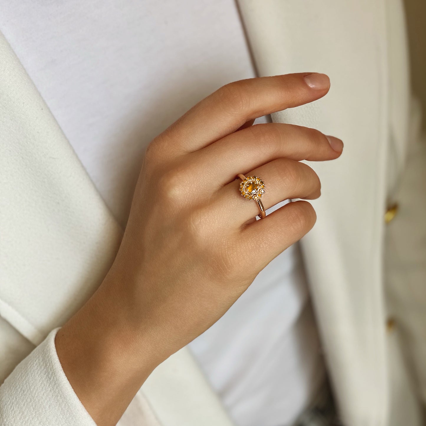 Wärme der Erinnerungen — Verlobungsring aus Gelbgold mit Citrinen