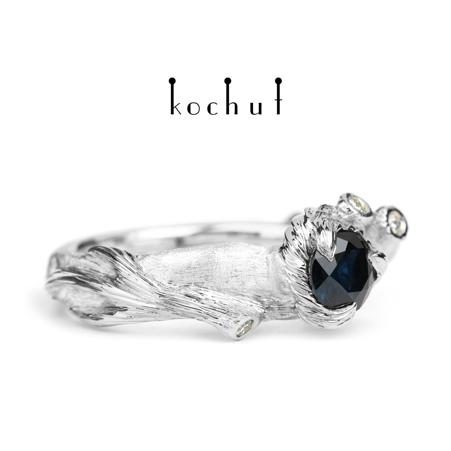 Atlantis — Verlobungsring aus Weißgold mit Saphir und Diamanten, beschichtet mit weißem Rhodium