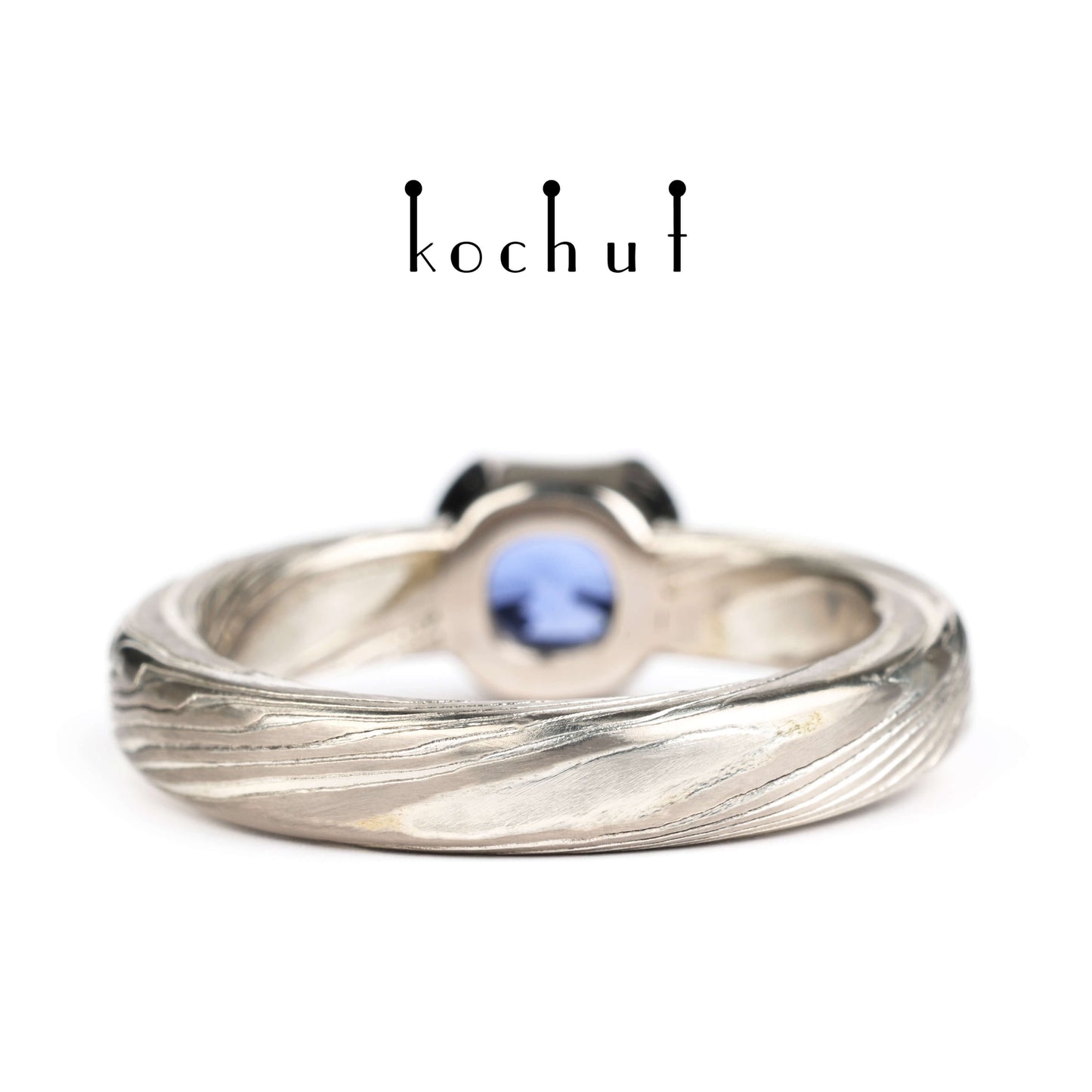 Jugen — Mokume-Ring aus Palladium-Gold und graviertem Silber mit Kornblumen-Saphir